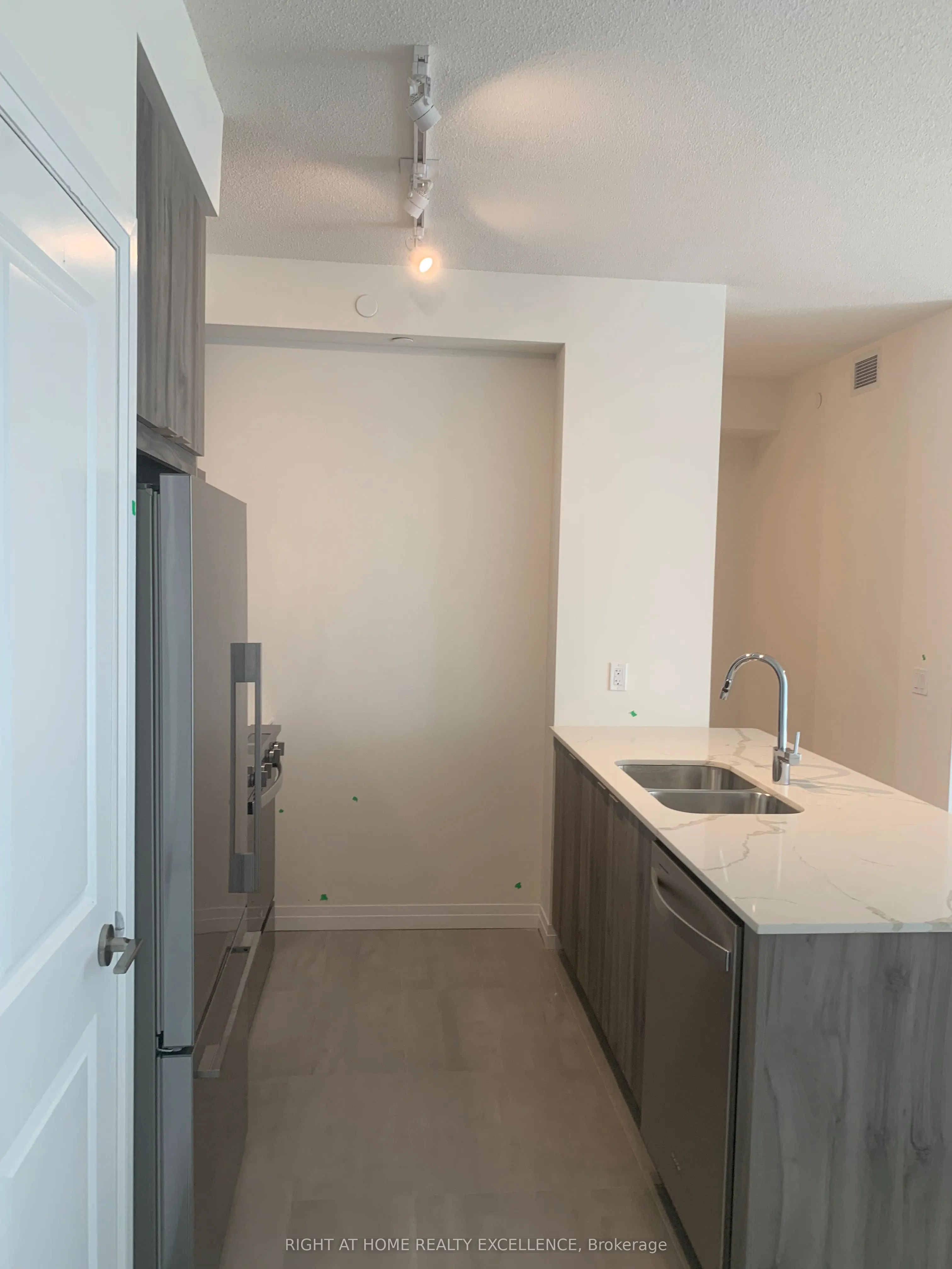 15 Watergarden Drive, #2005