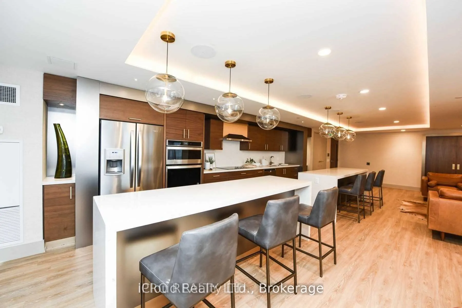 1050 Main Street E, #910