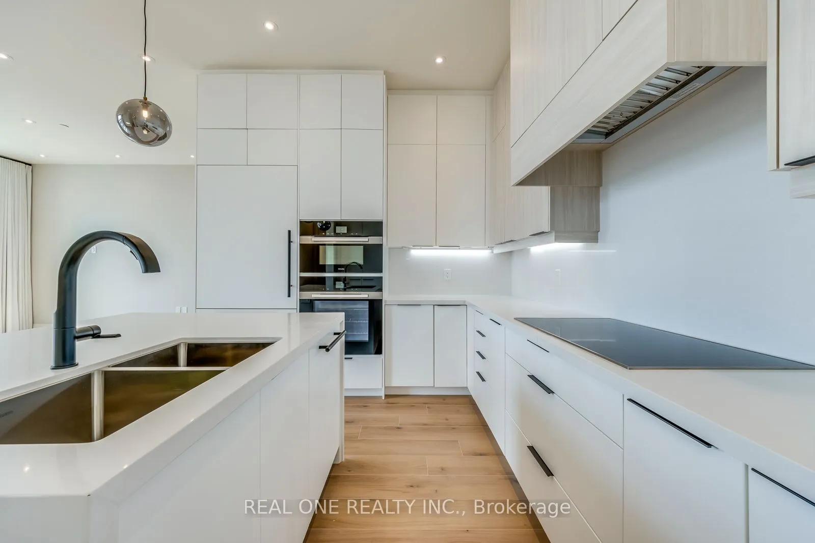 509 Dundas Street W, #815