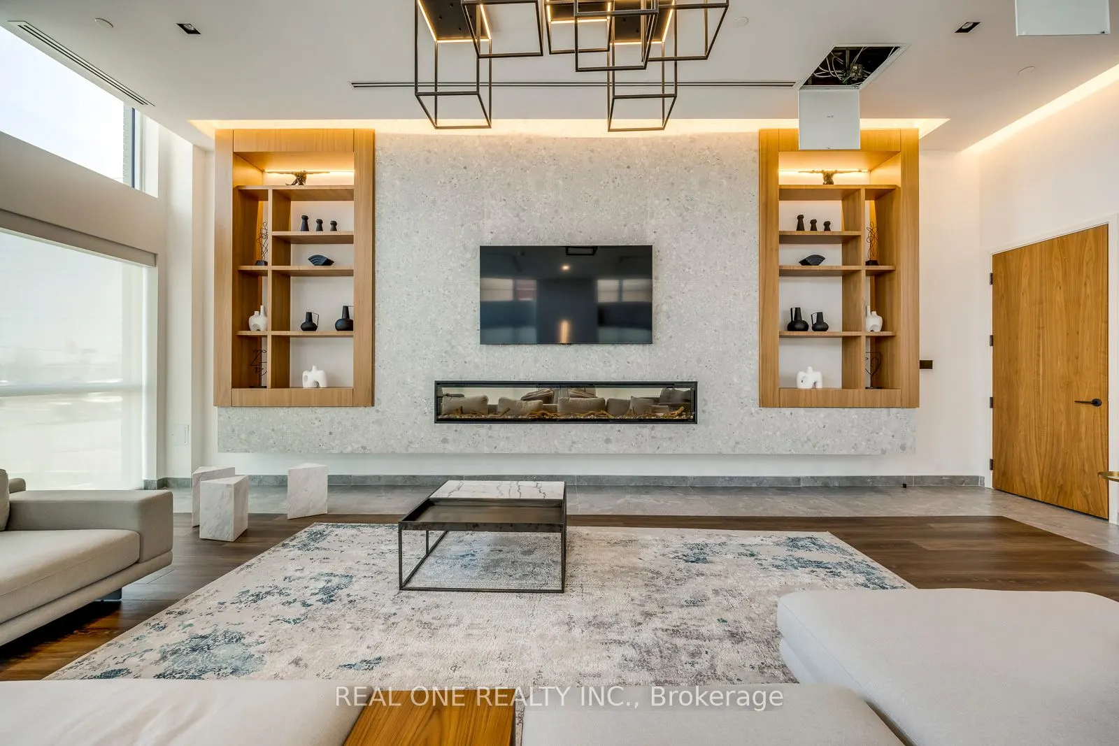 509 Dundas Street W, #815