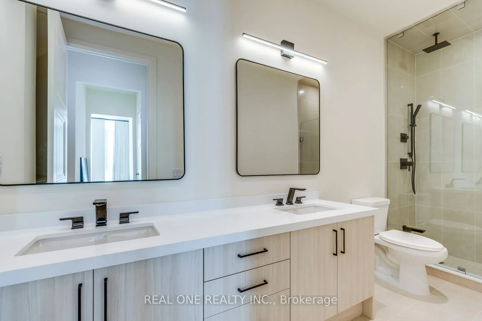 509 Dundas Street W, #815