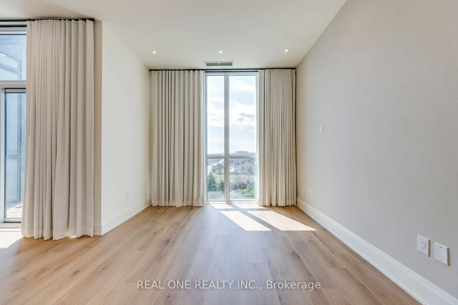 509 Dundas Street W, #815