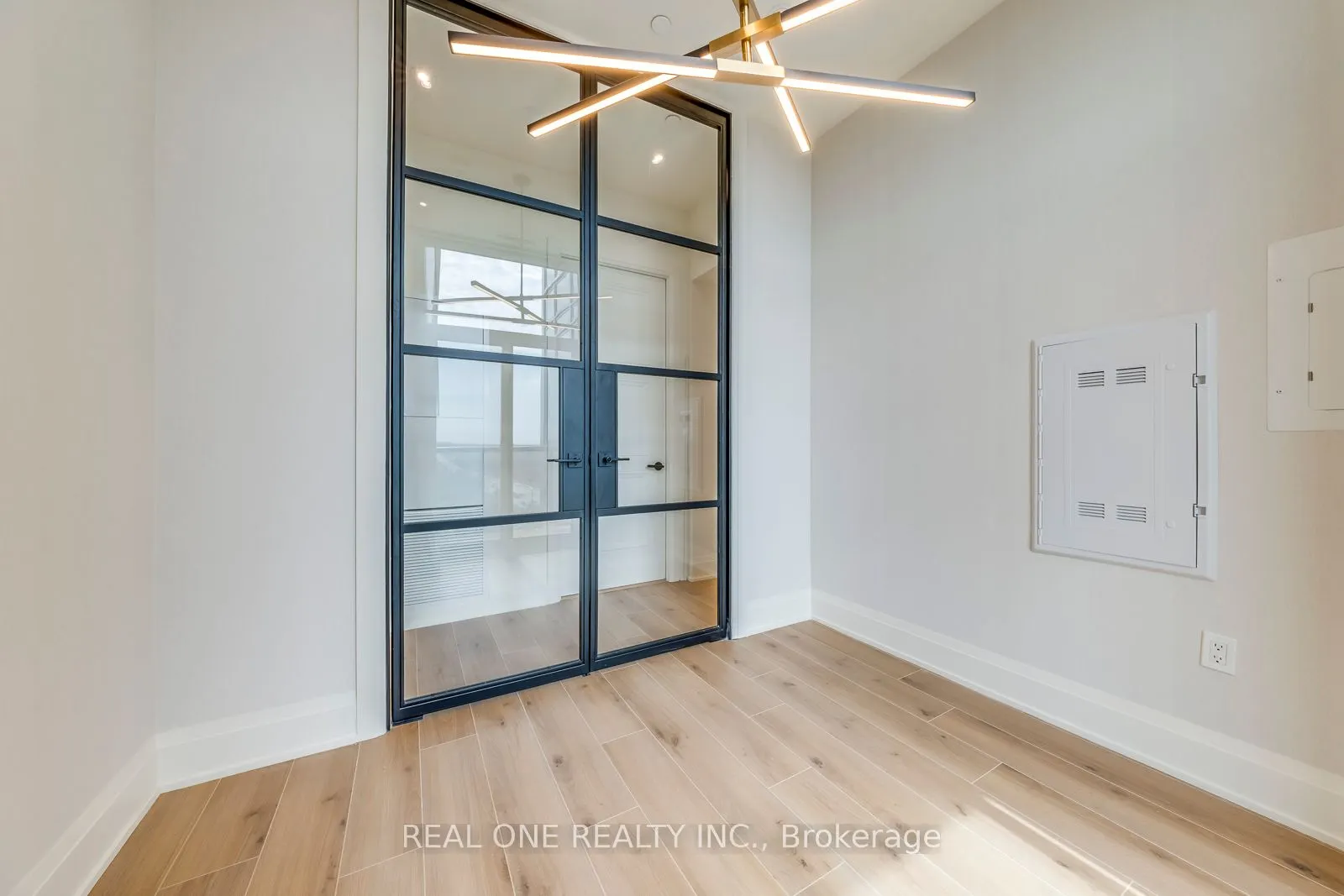 509 Dundas Street W, #815
