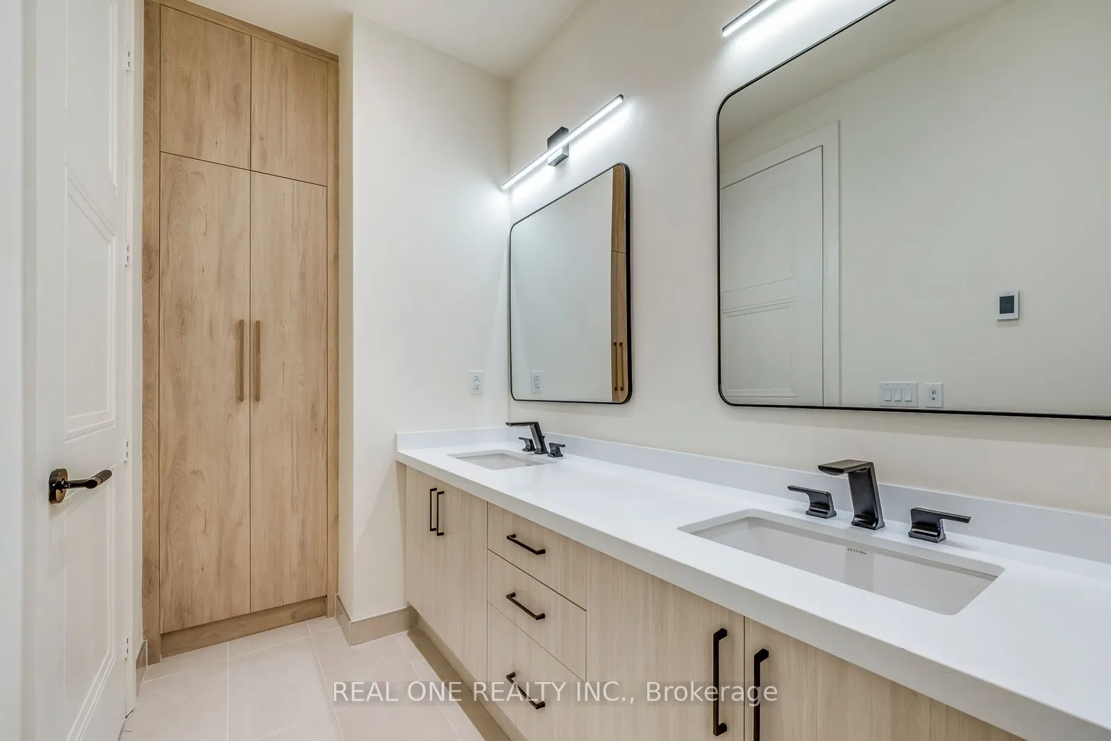 509 Dundas Street W, #815