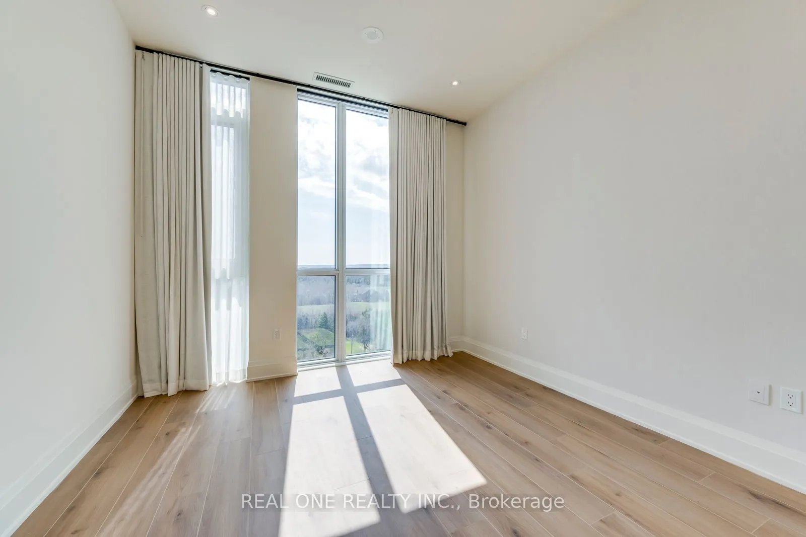 509 Dundas Street W, #815