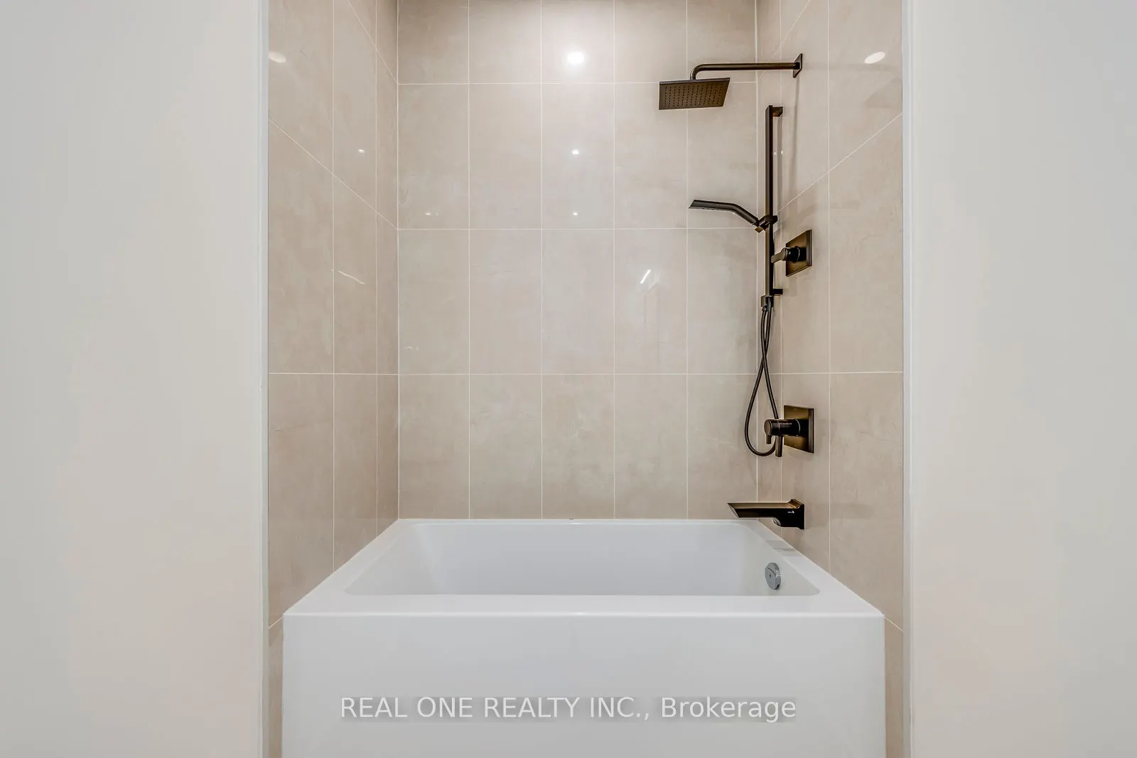 509 Dundas Street W, #815