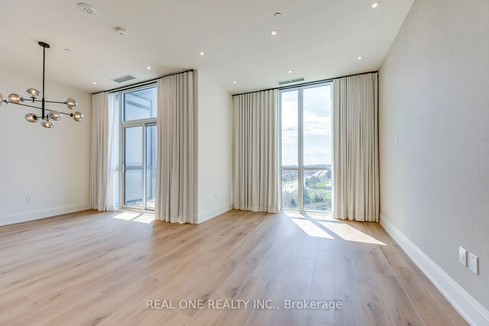509 Dundas Street W, #815