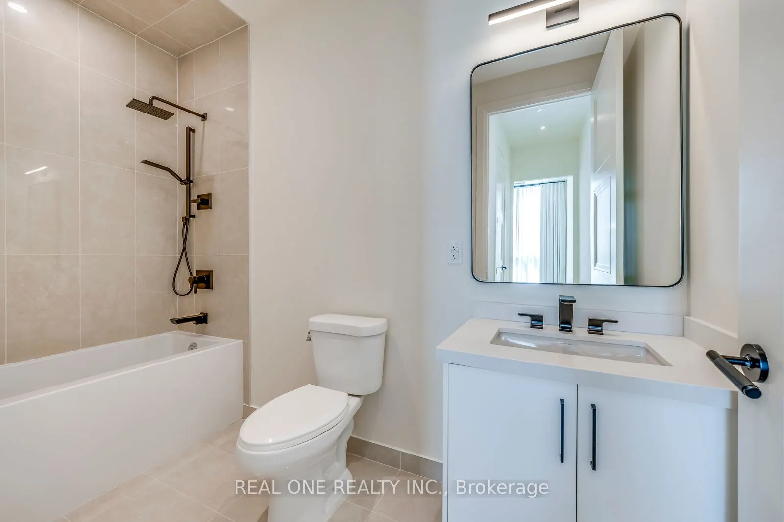 509 Dundas Street W, #815