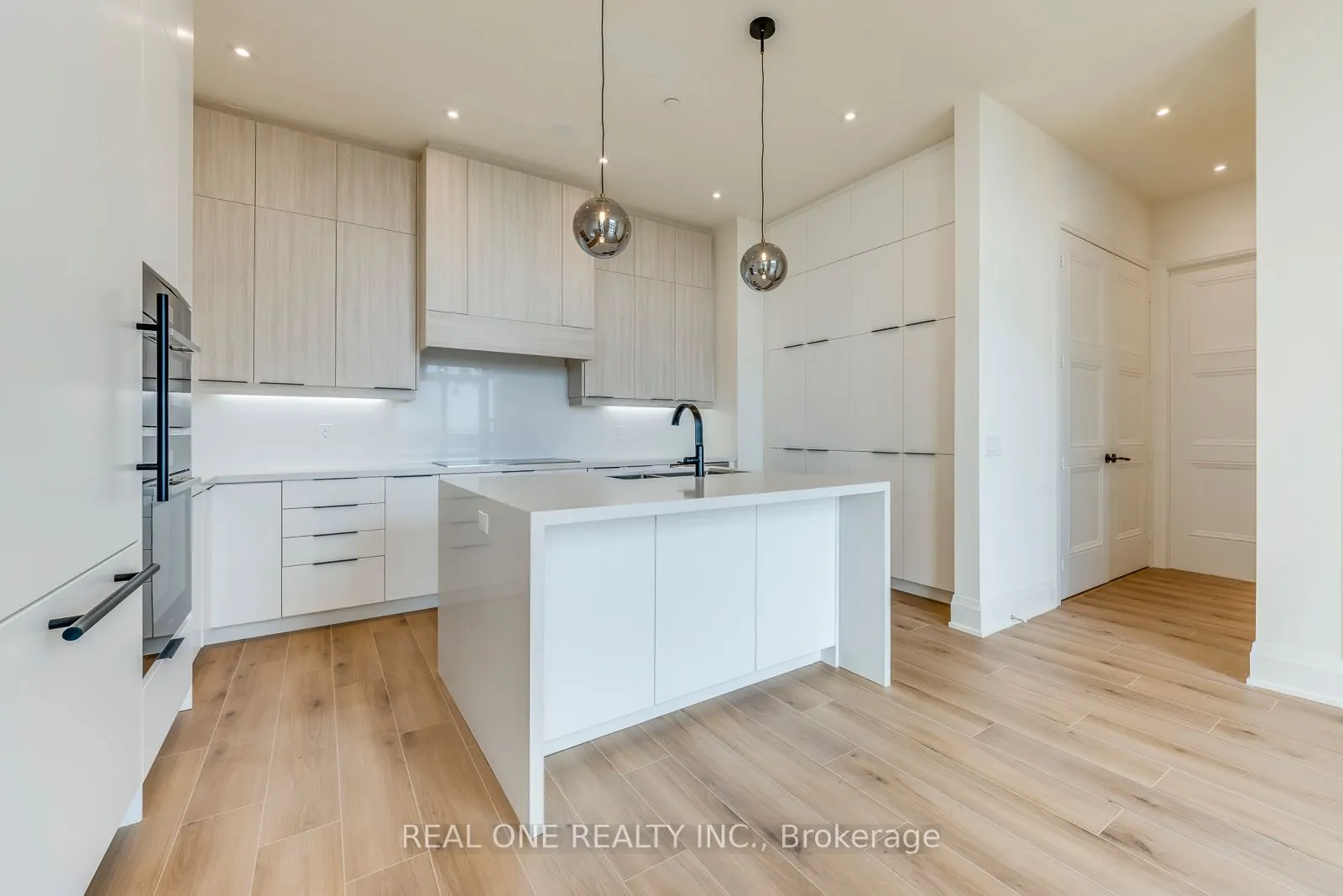 509 Dundas Street W, #815