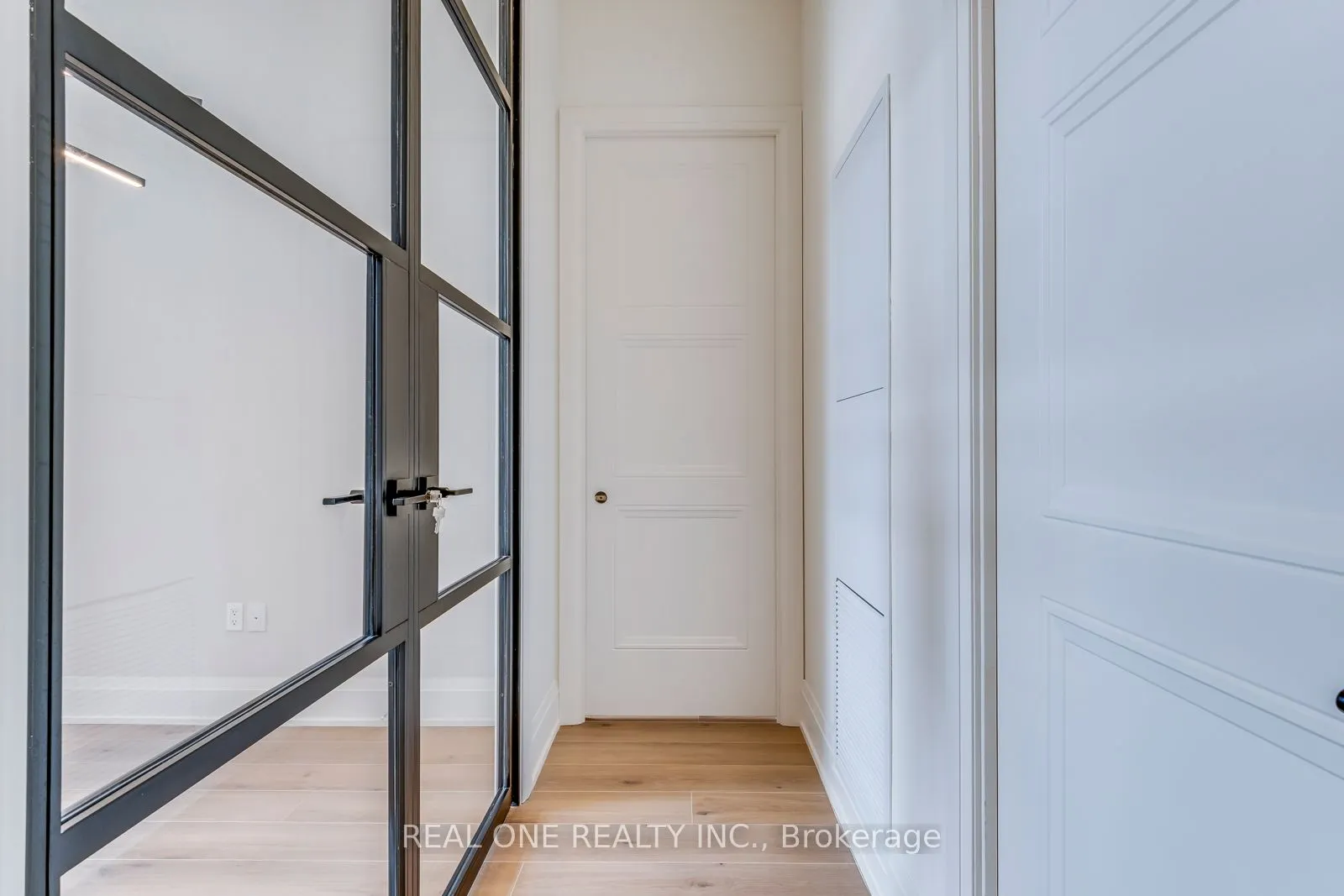 509 Dundas Street W, #815