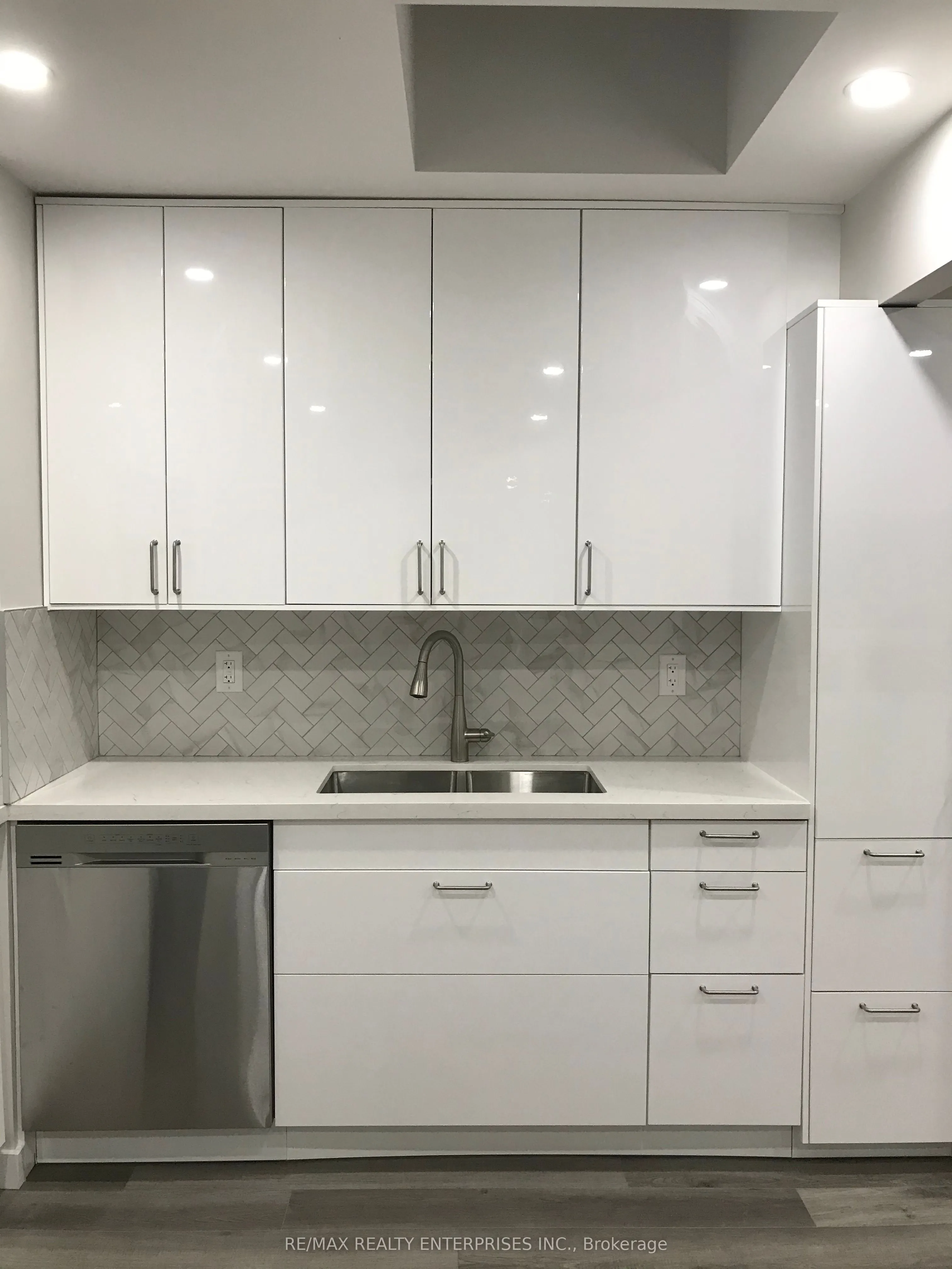 285 Lakeshore Road E, #2