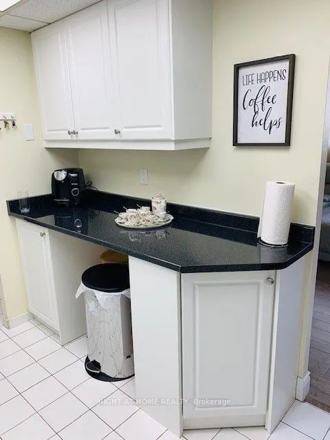 3700 Kaneff Crescent, #1003