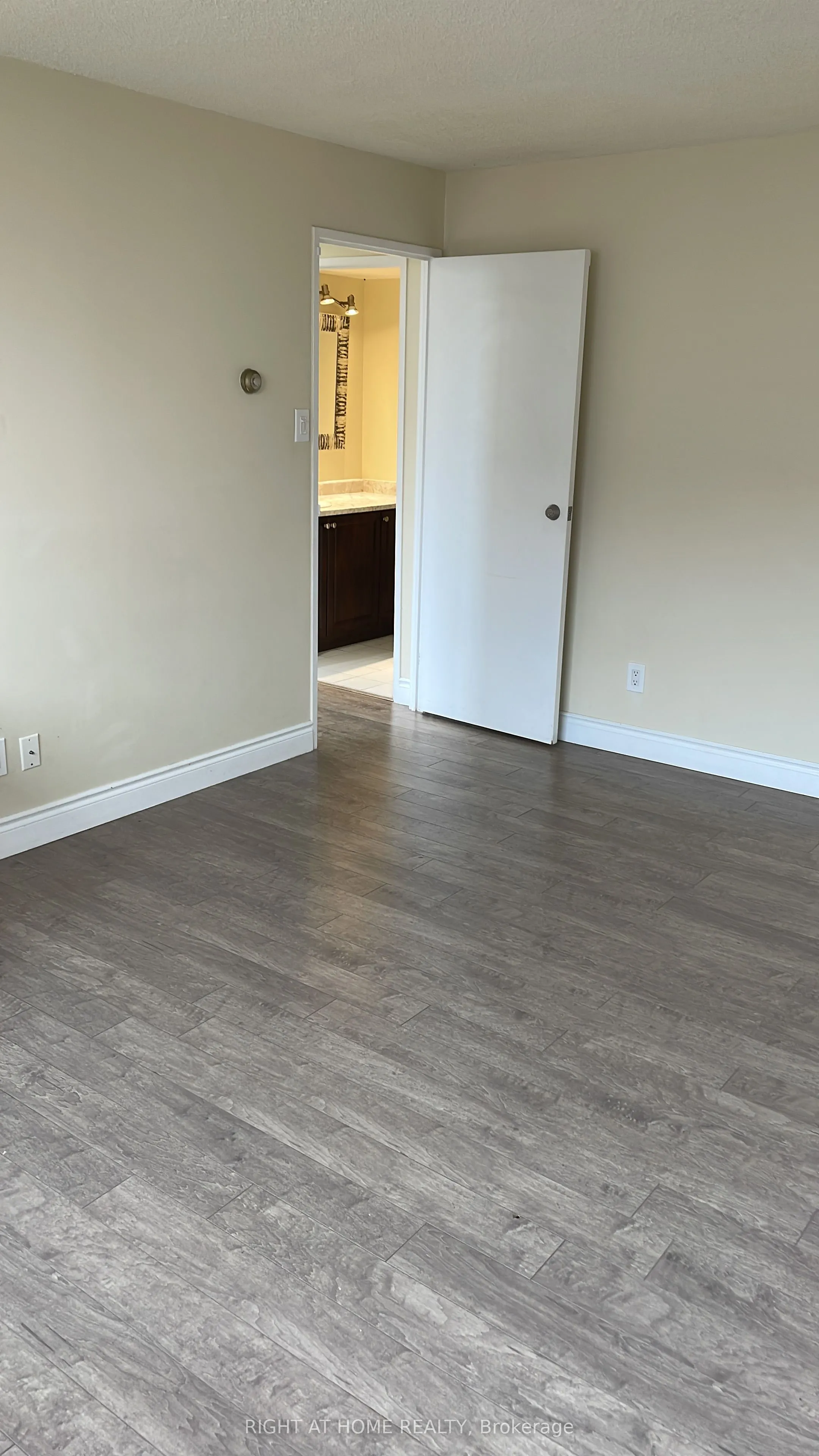 3700 Kaneff Crescent, #1003
