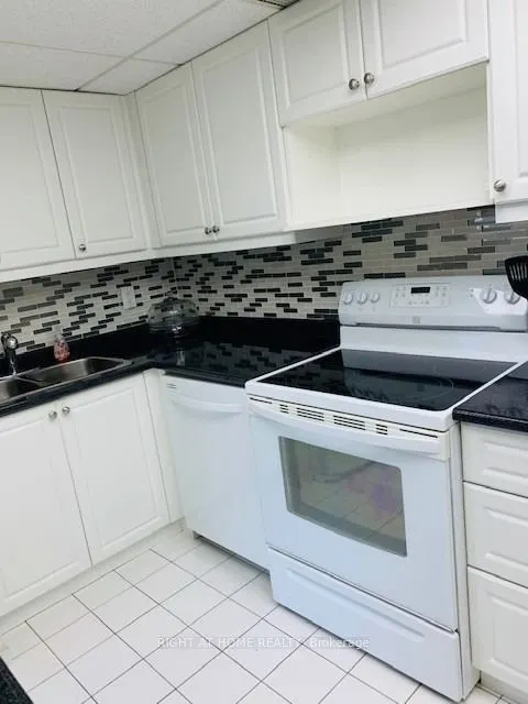 3700 Kaneff Crescent, #1003