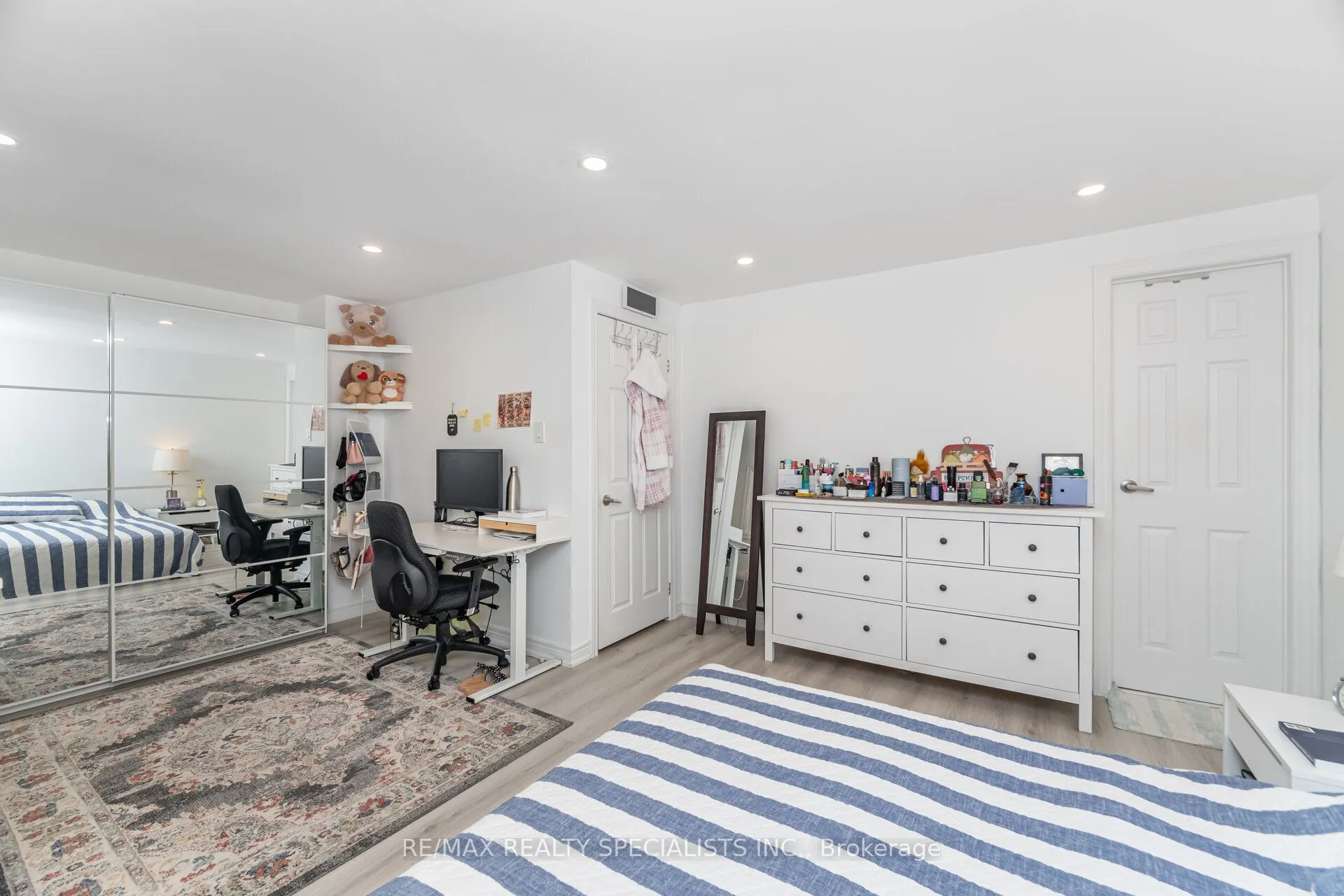 1463 Credit Woodlands Court
