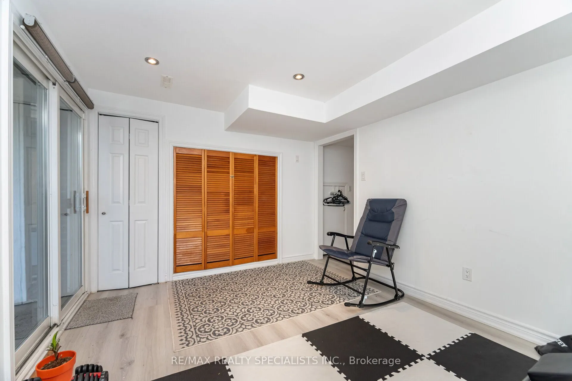 1463 Credit Woodlands Court