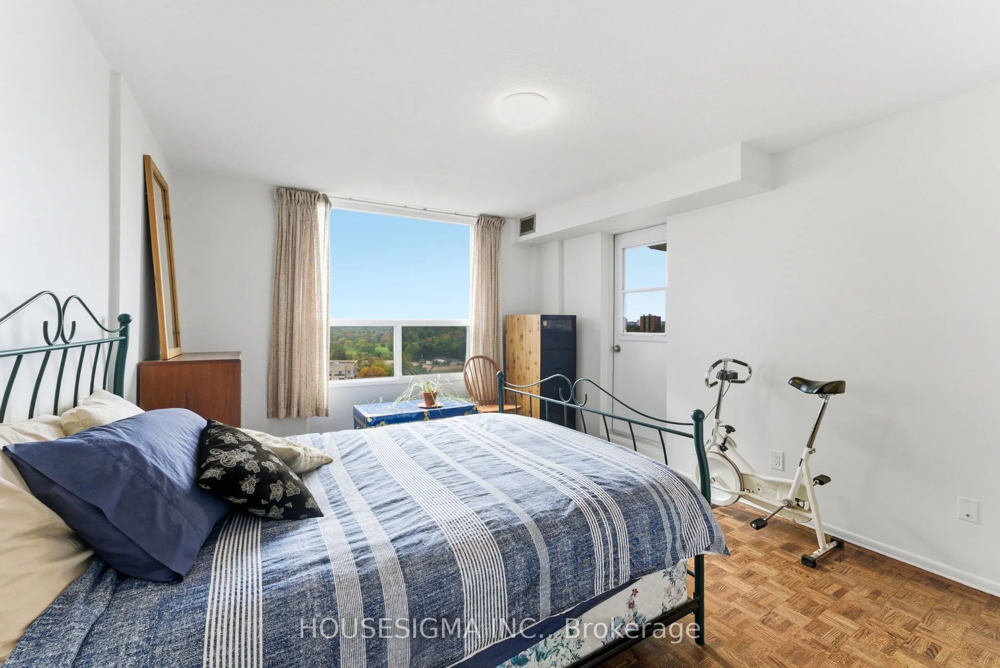 1535 Lakeshore Road E, #2006