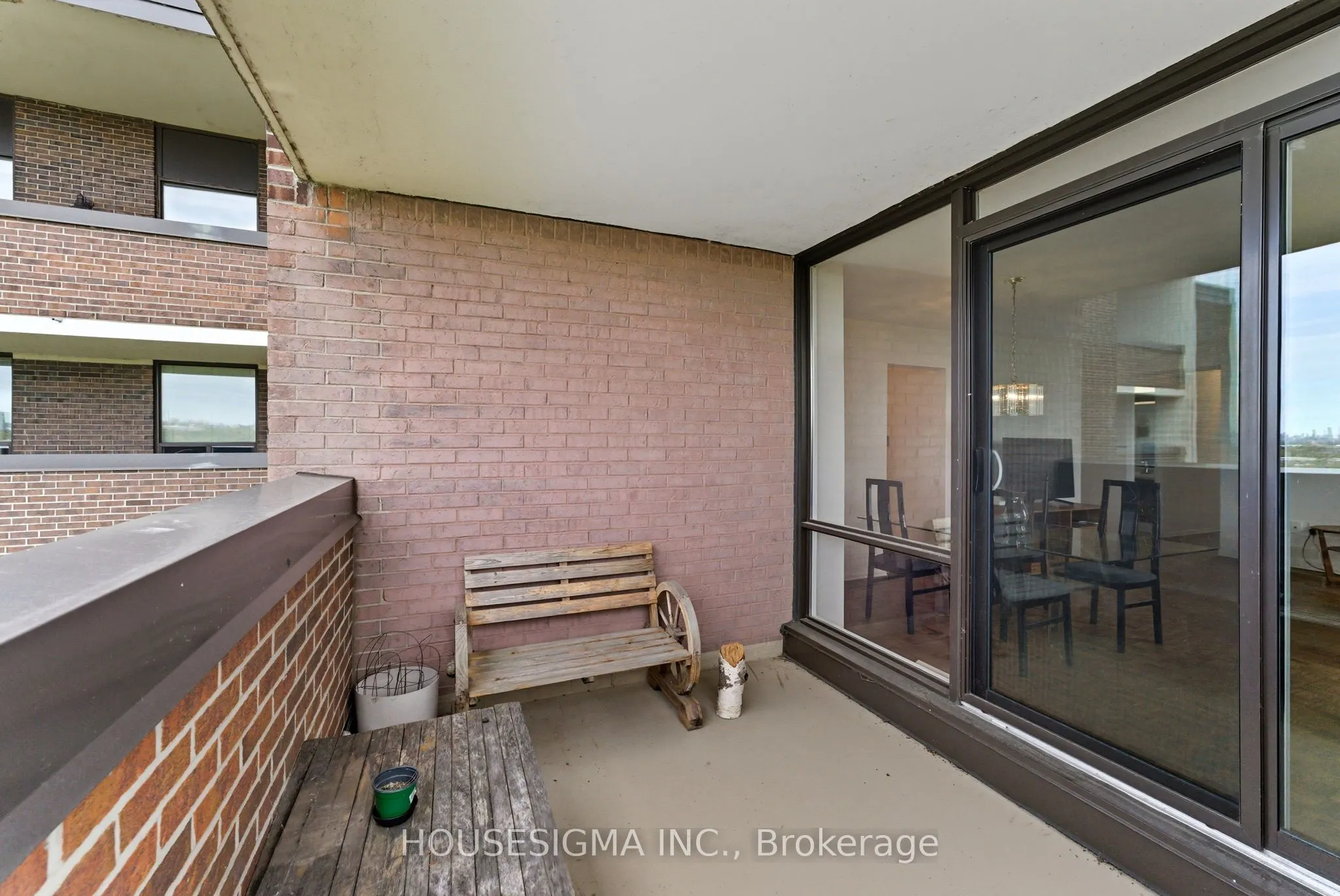 1535 Lakeshore Road E, #2006