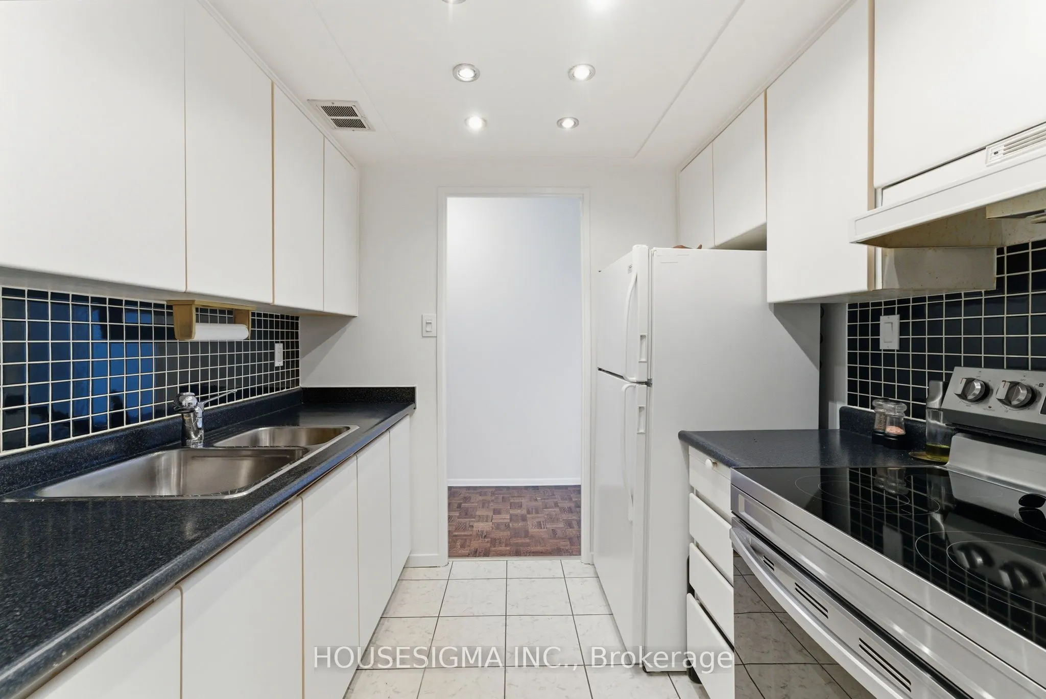1535 Lakeshore Road E, #2006