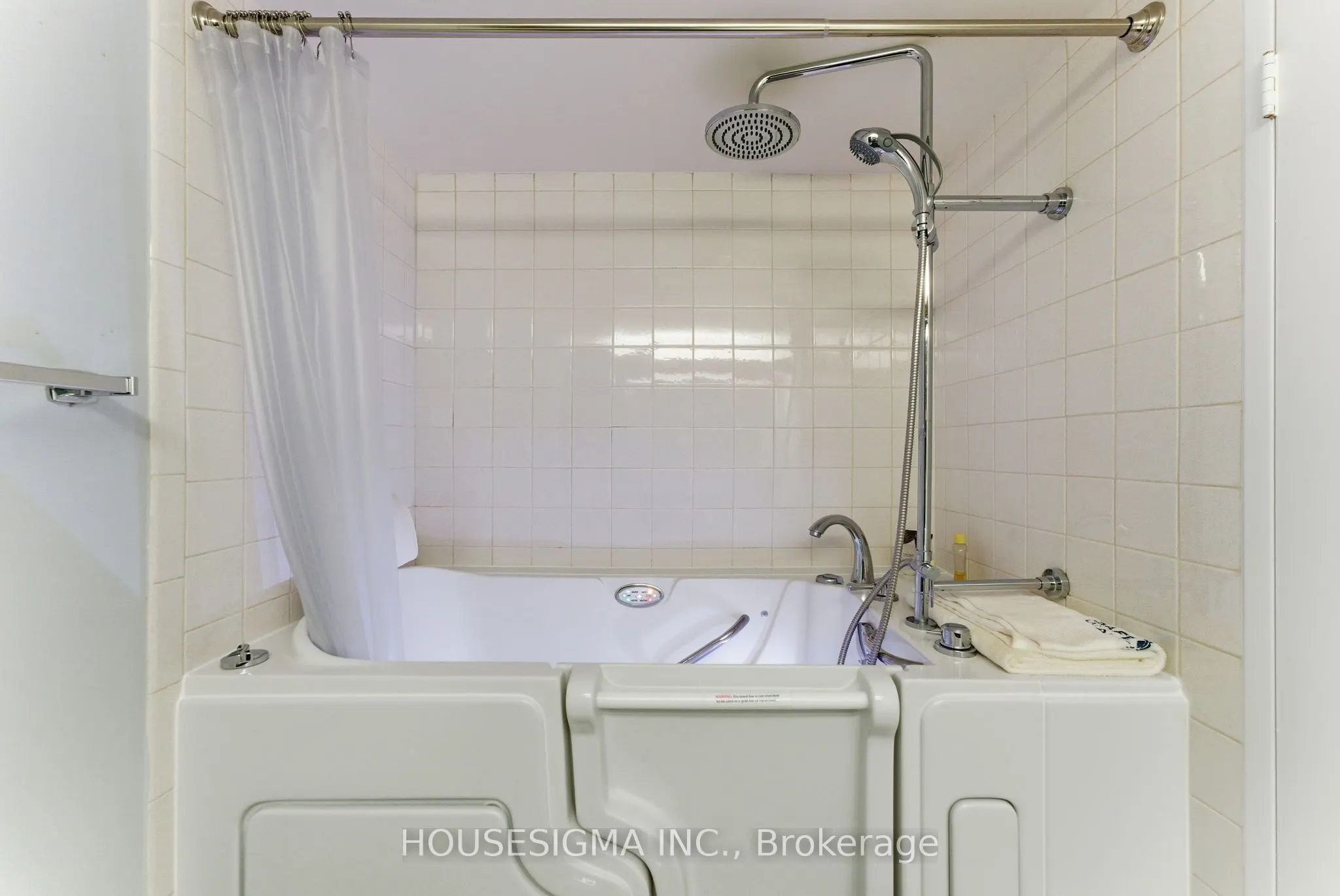 1535 Lakeshore Road E, #2006