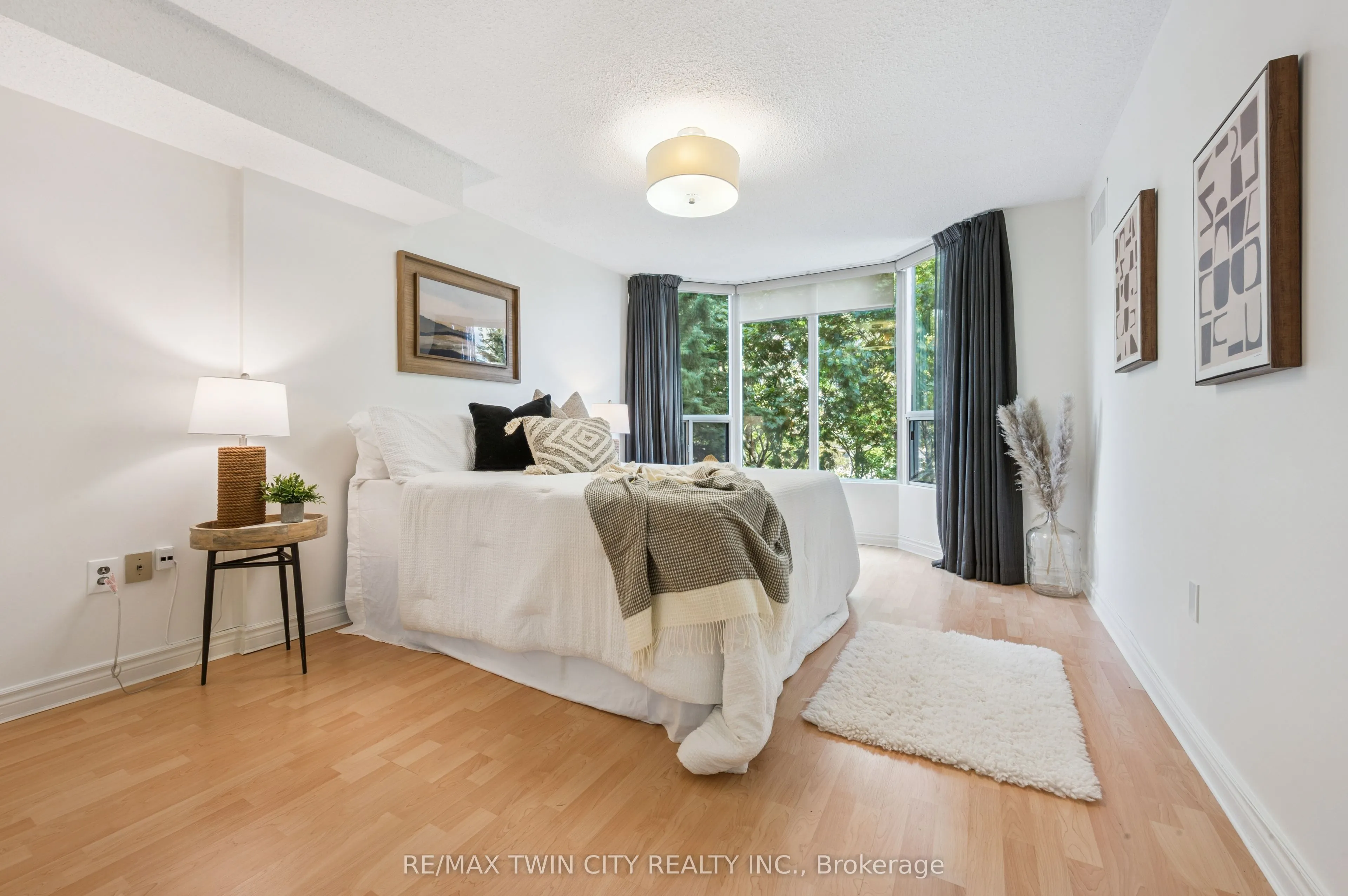2121 Lakeshore Road, #401