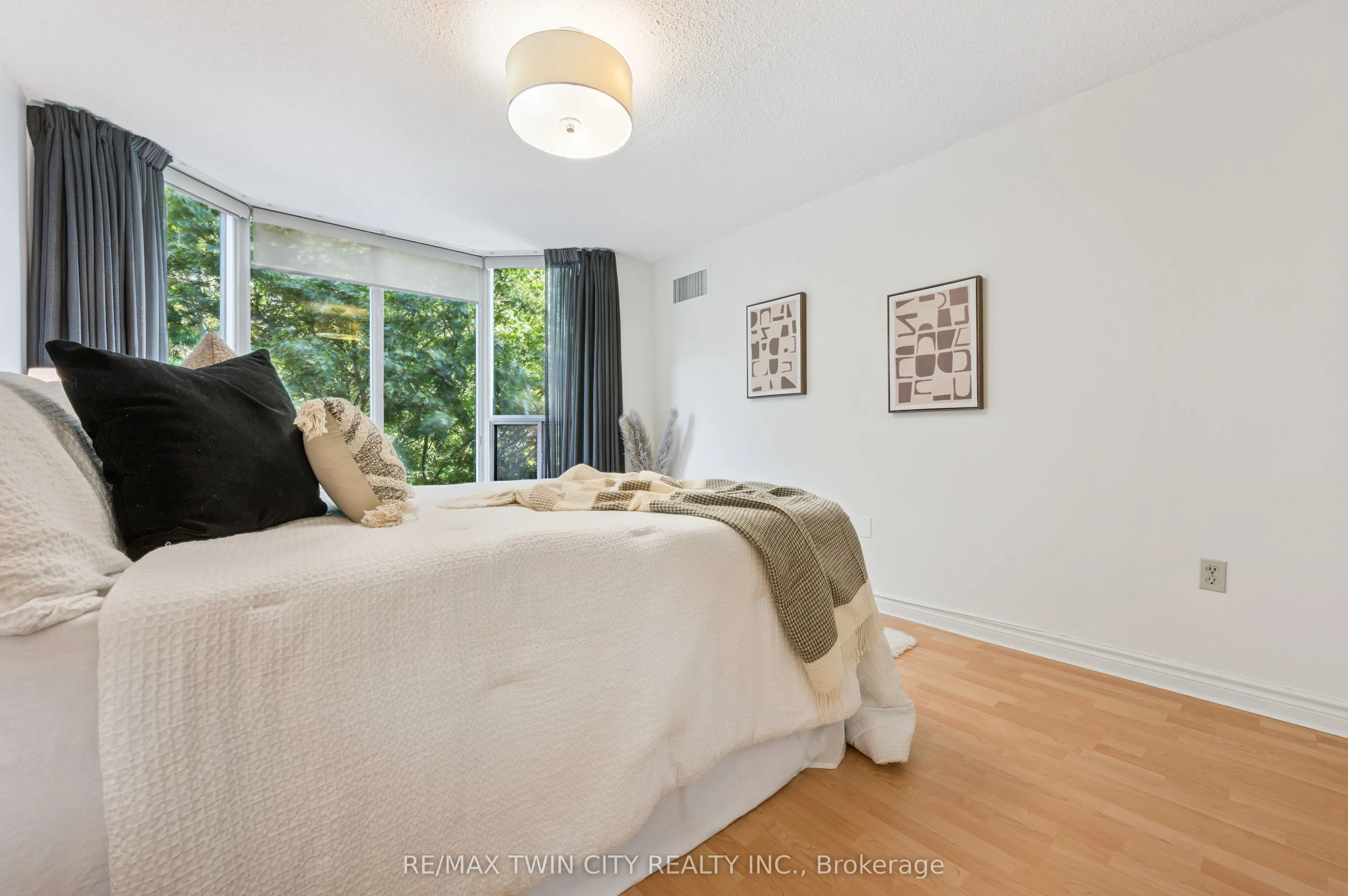 2121 Lakeshore Road, #401