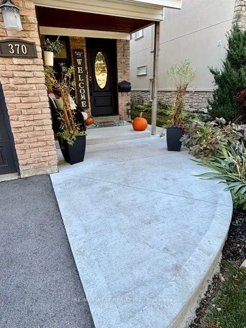 370 Whitehead Crescent