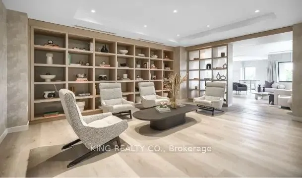 86 Dundas Street E, #814
