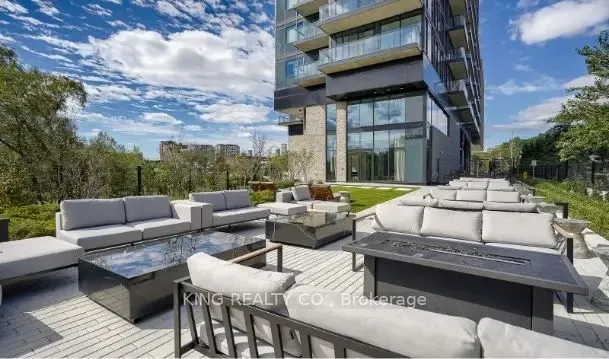 86 Dundas Street E, #814