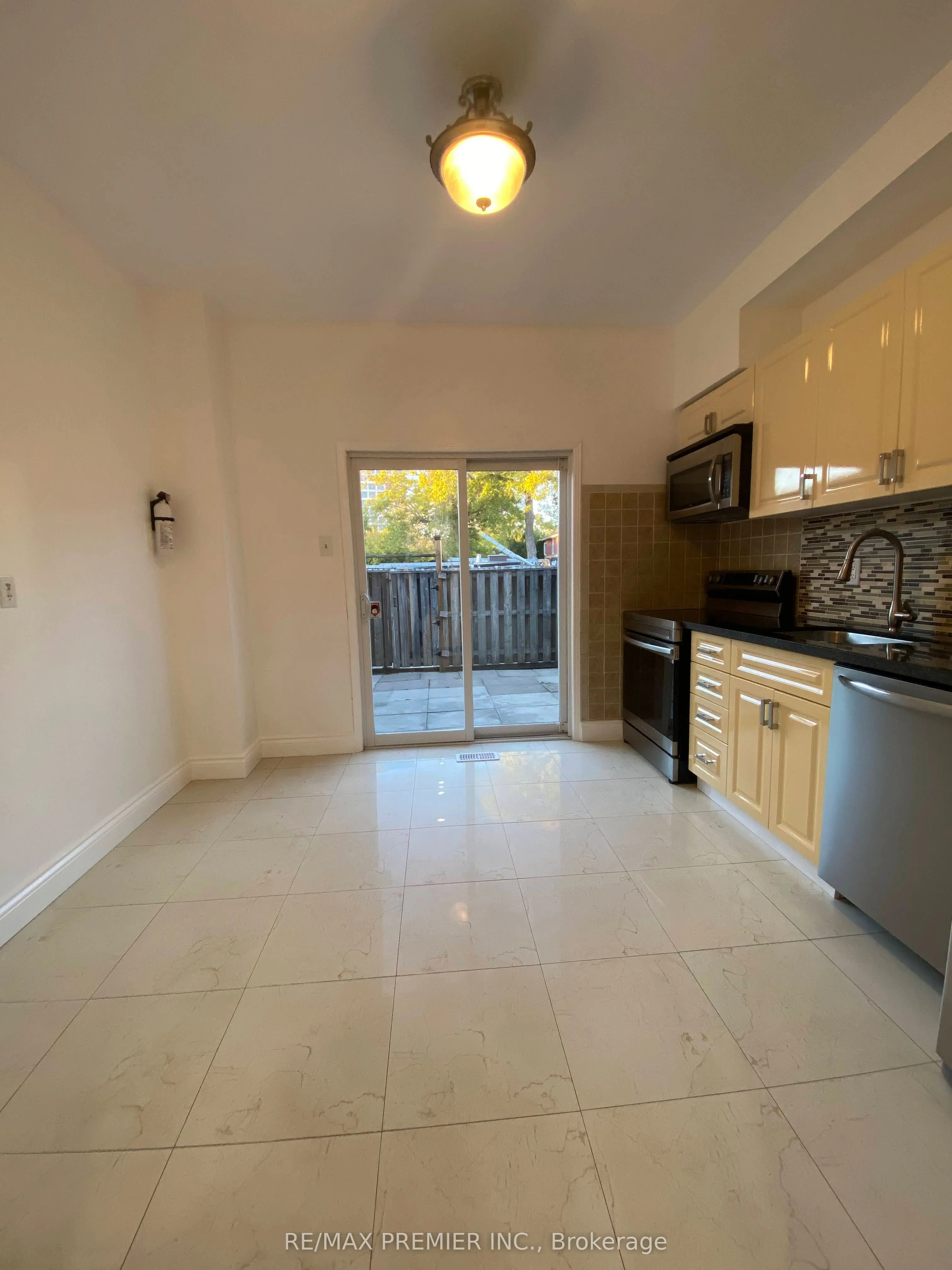 1524 Dupont Street, #Upper