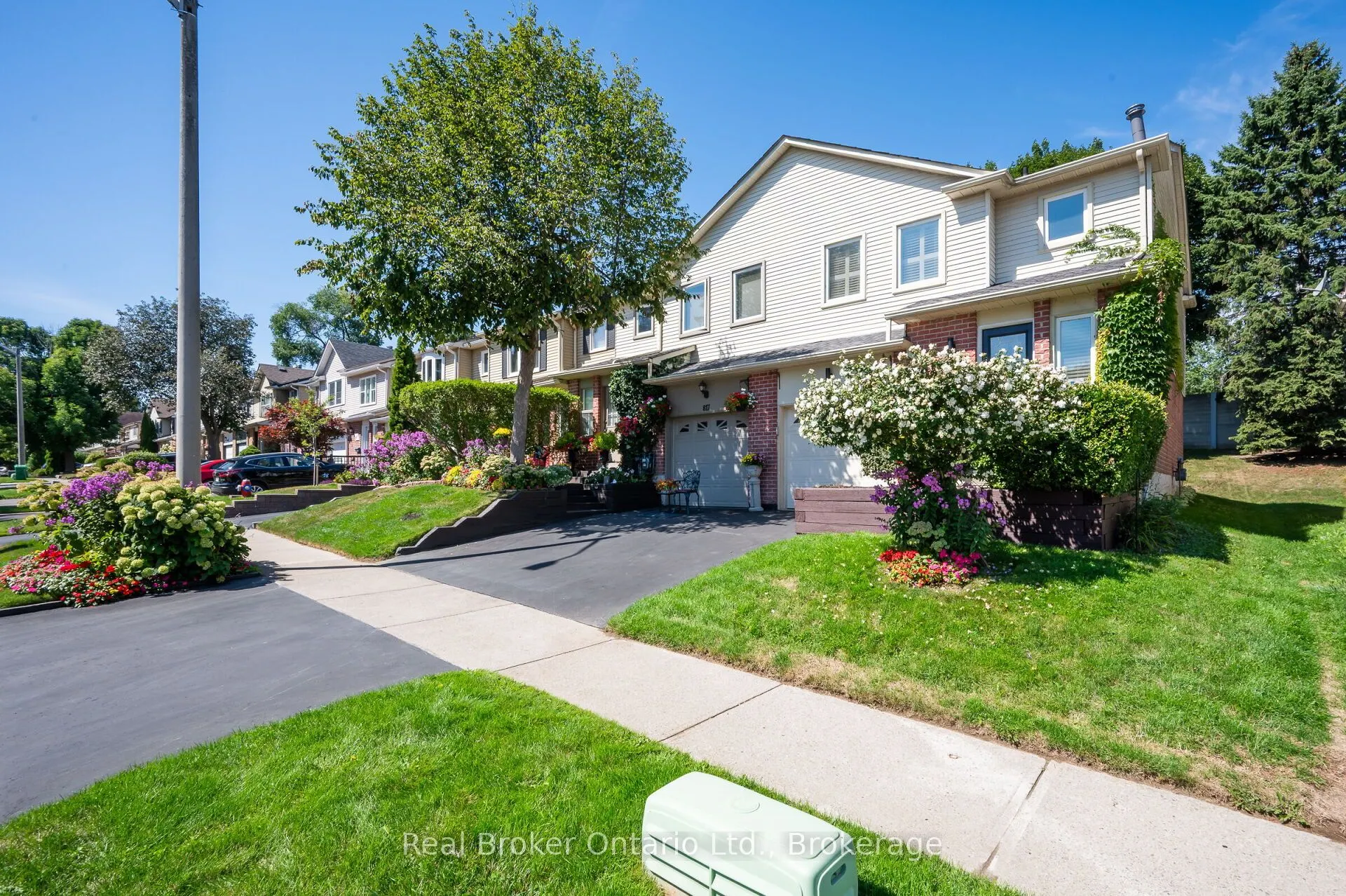 815 Sweetwater Crescent