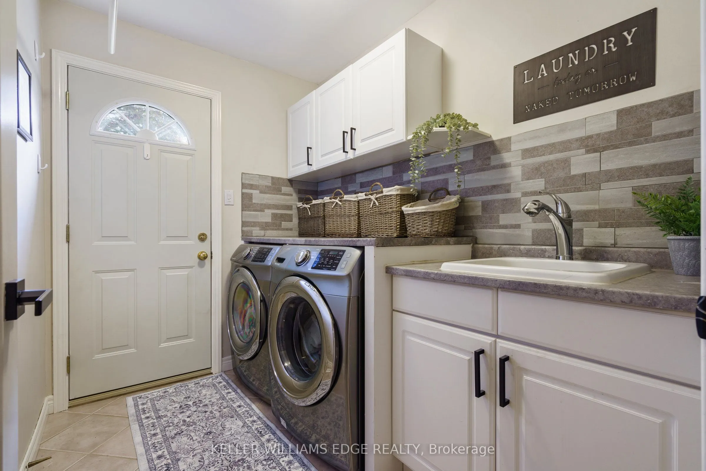 3214 Tania Crescent