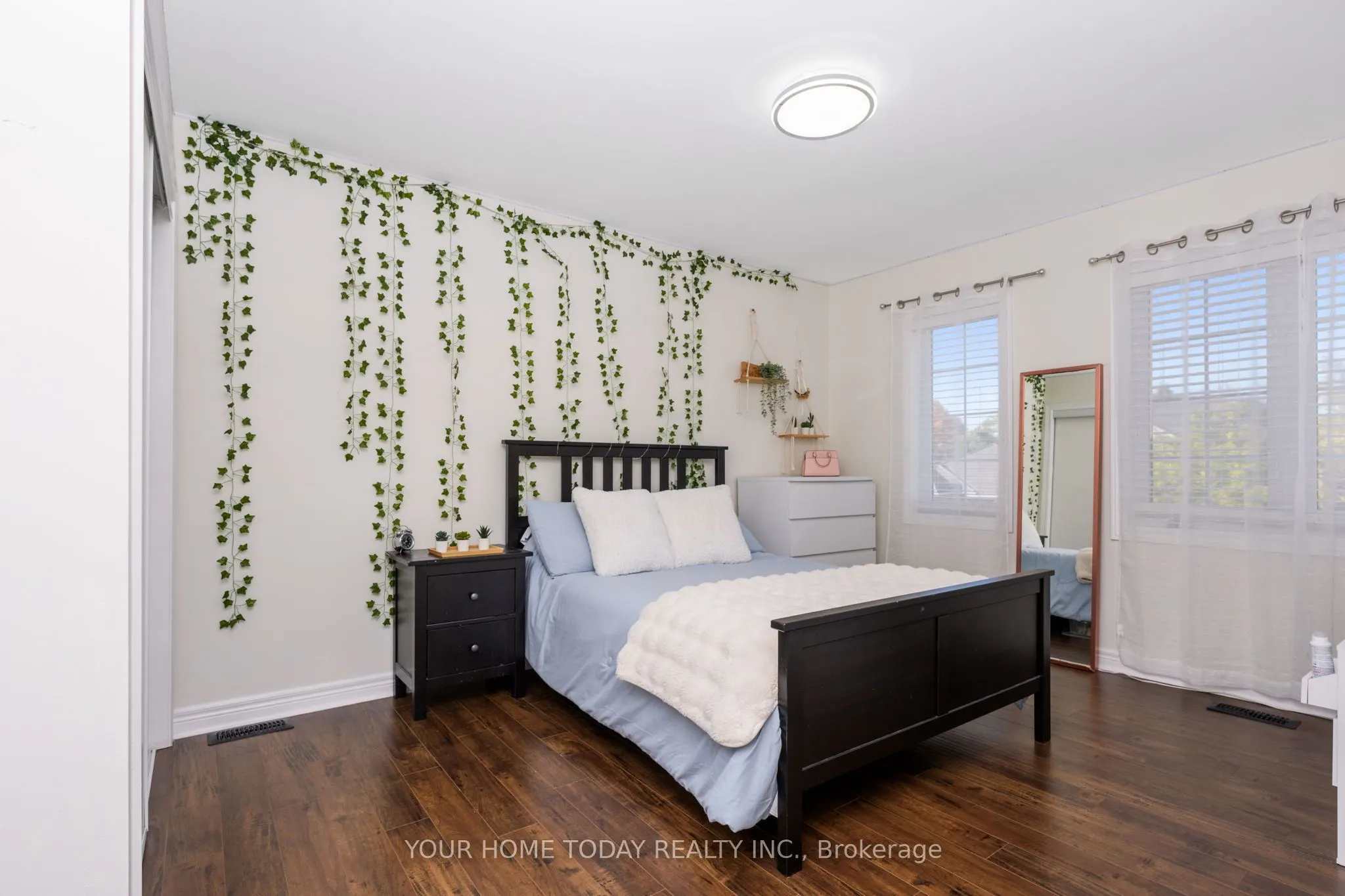 91 Mowat Crescent