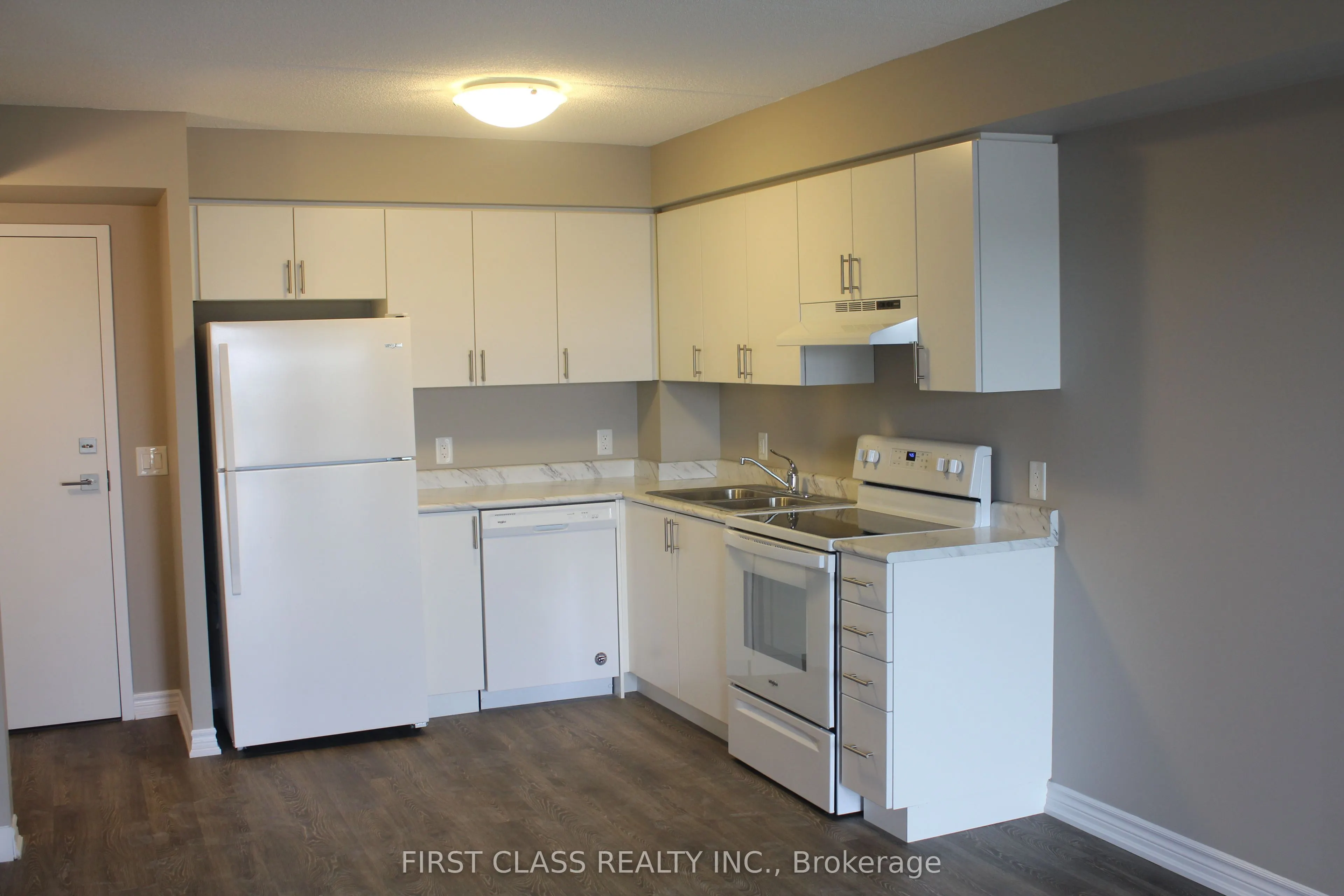 716 Main Street E, #206