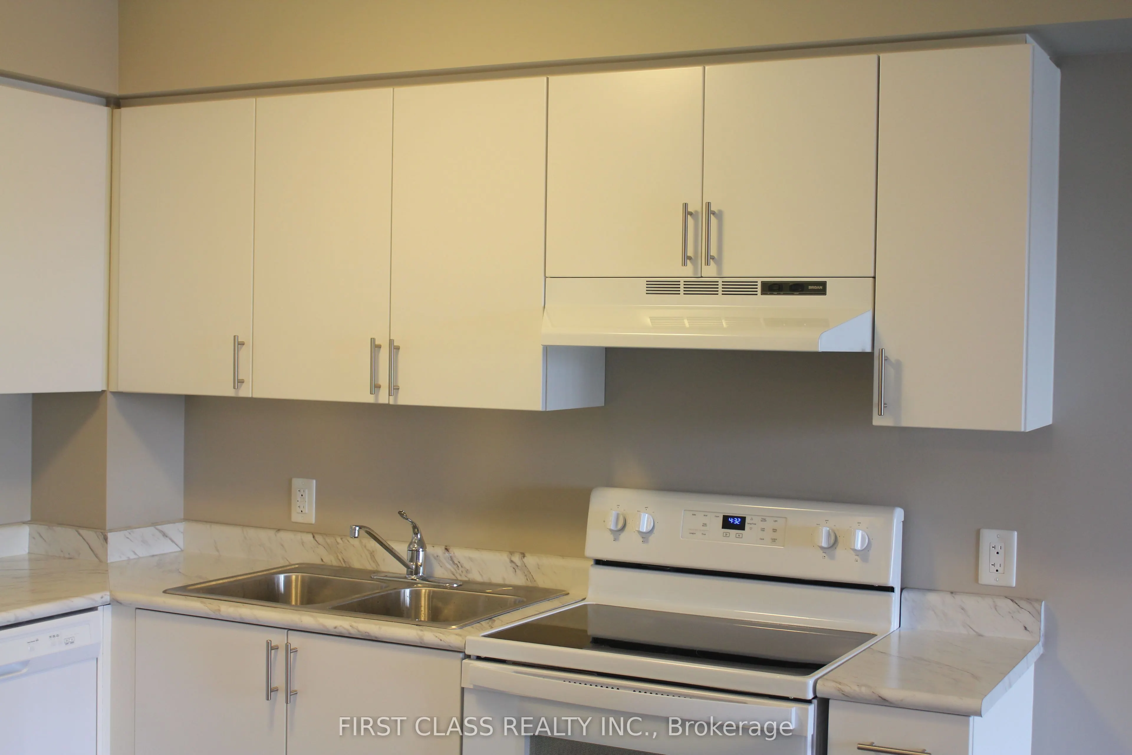 716 Main Street E, #206
