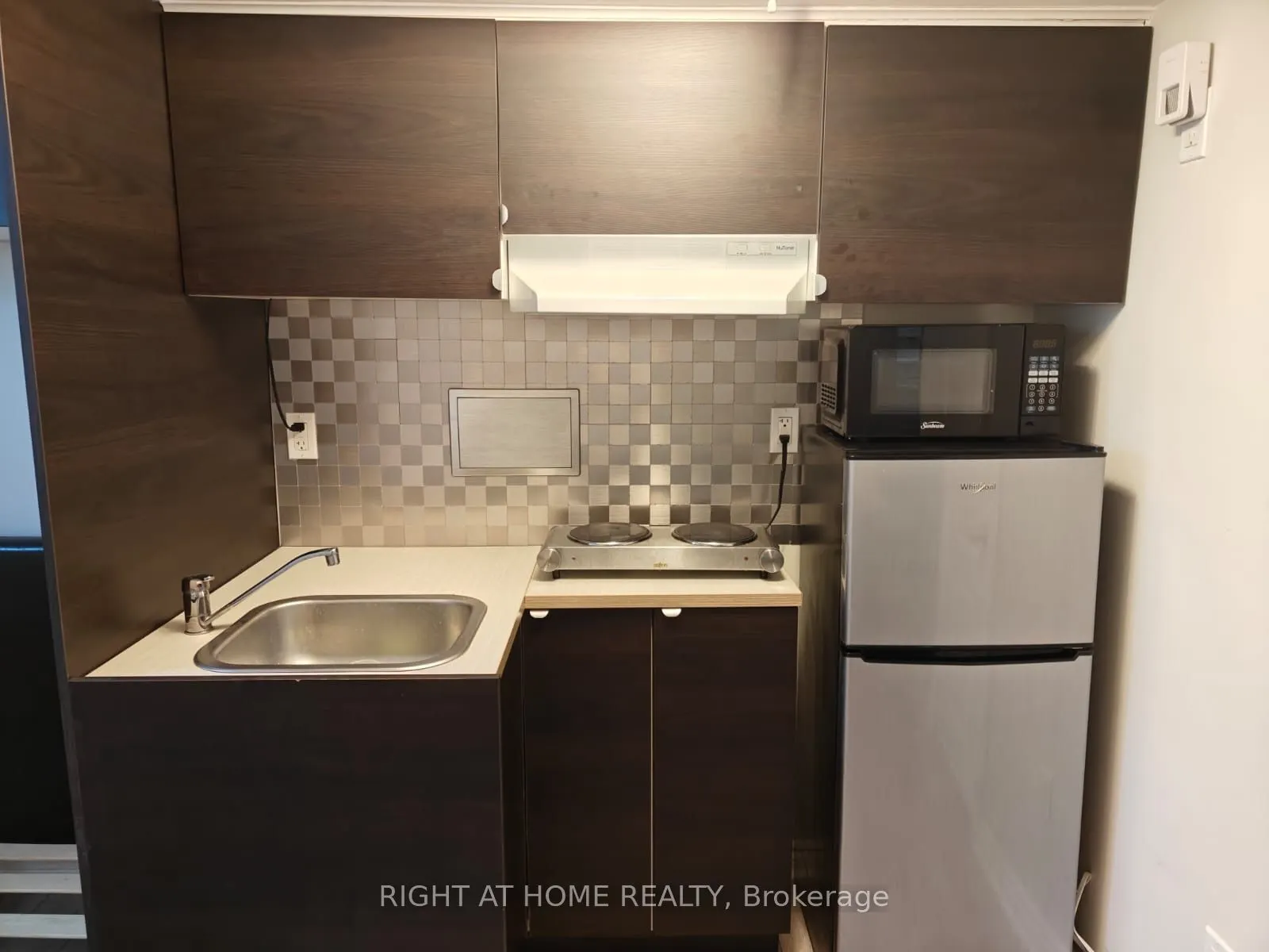 995 Reimer Common, #Basment