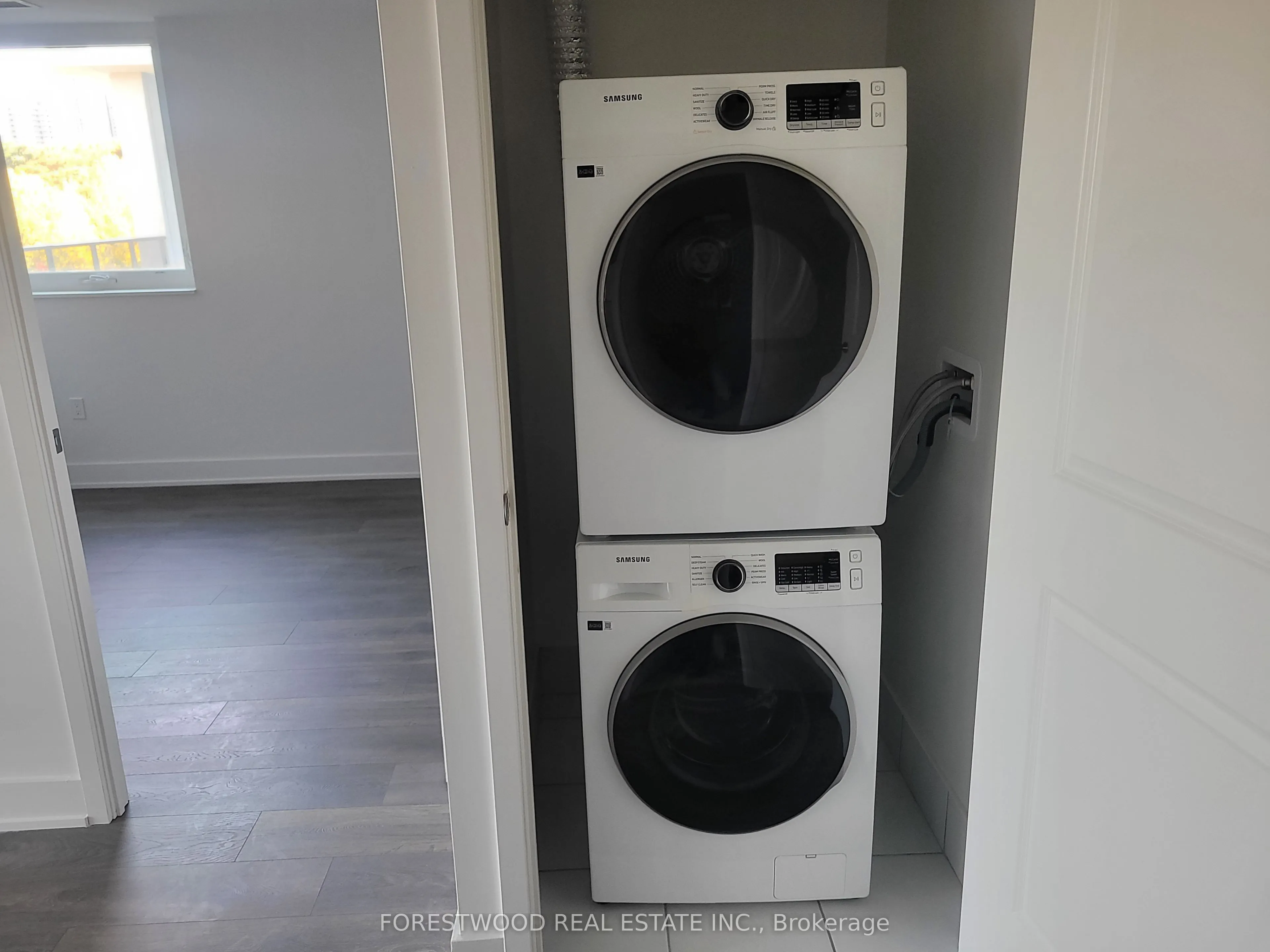 204 Burnhamthorpe Road E, #402
