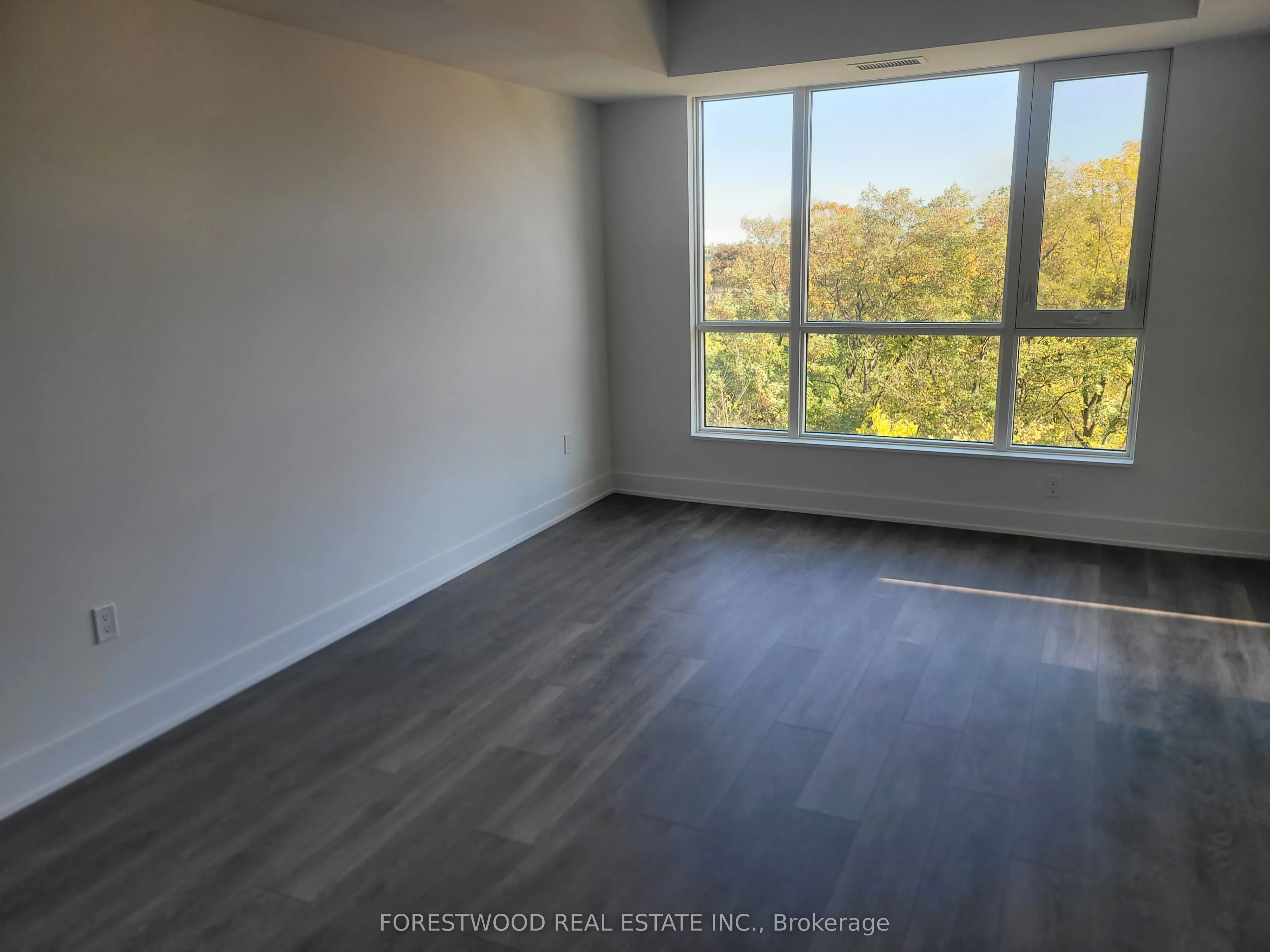204 Burnhamthorpe Road E, #402