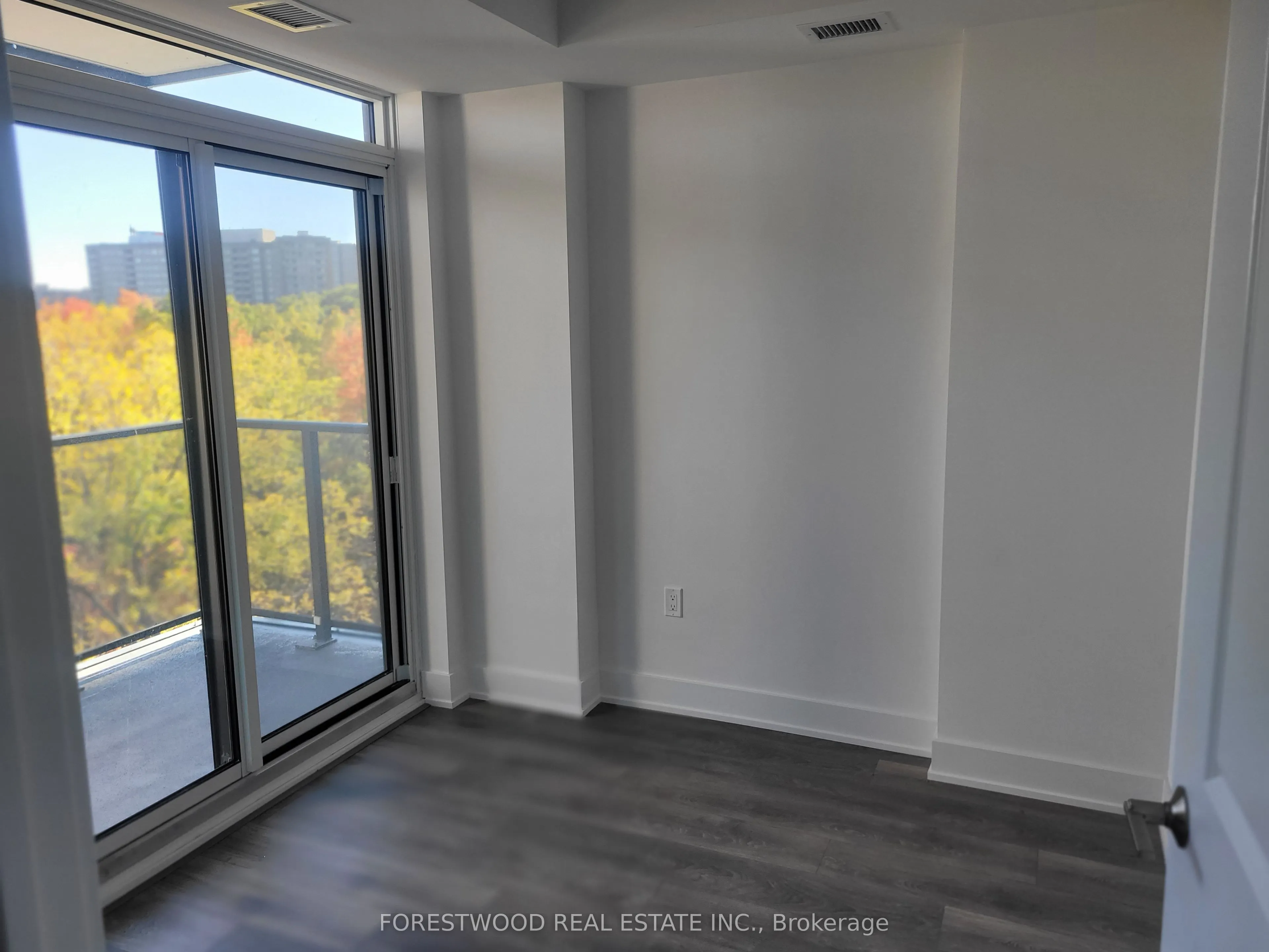 204 Burnhamthorpe Road E, #402
