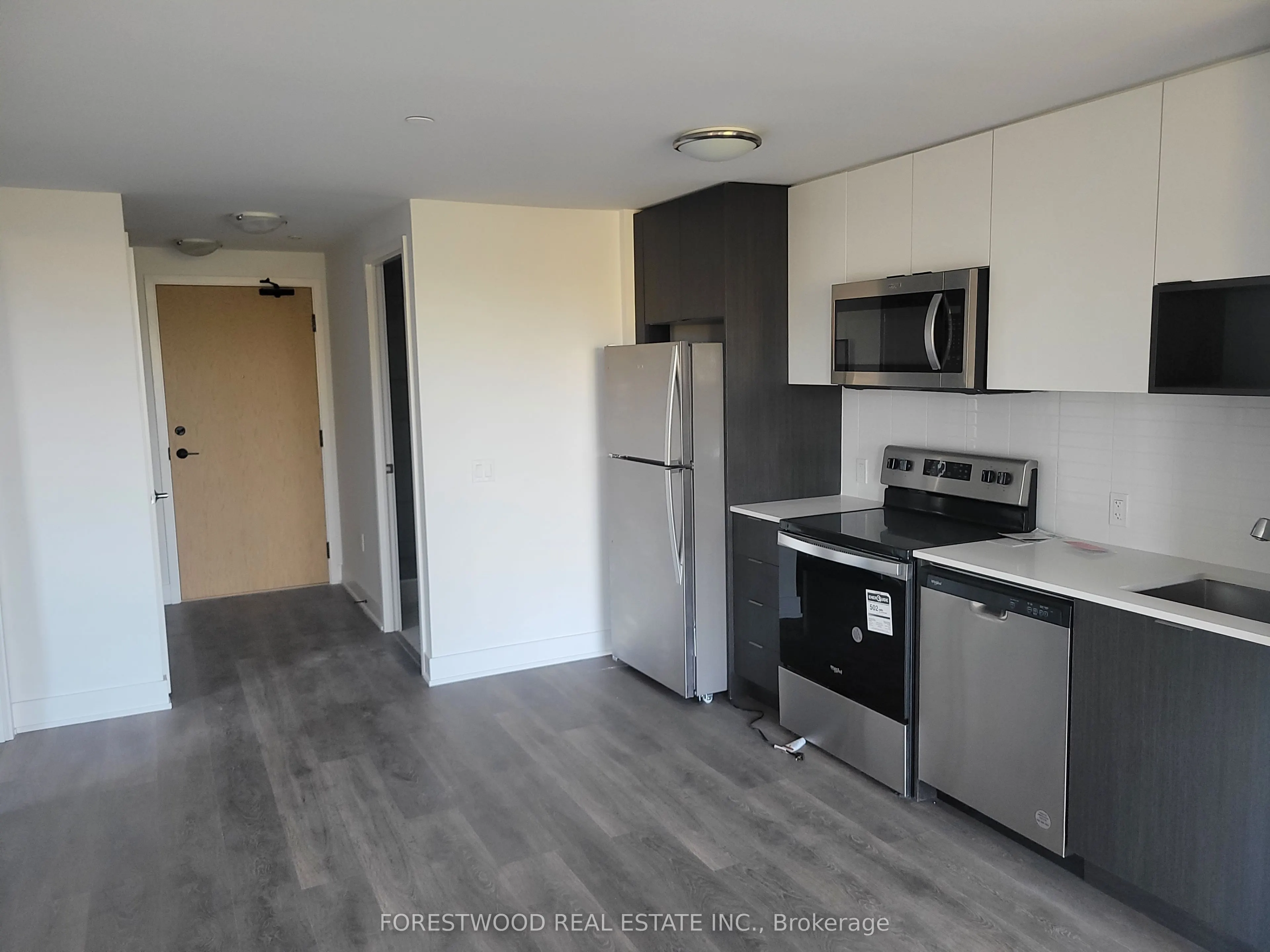 204 Burnhamthorpe Road E, #402