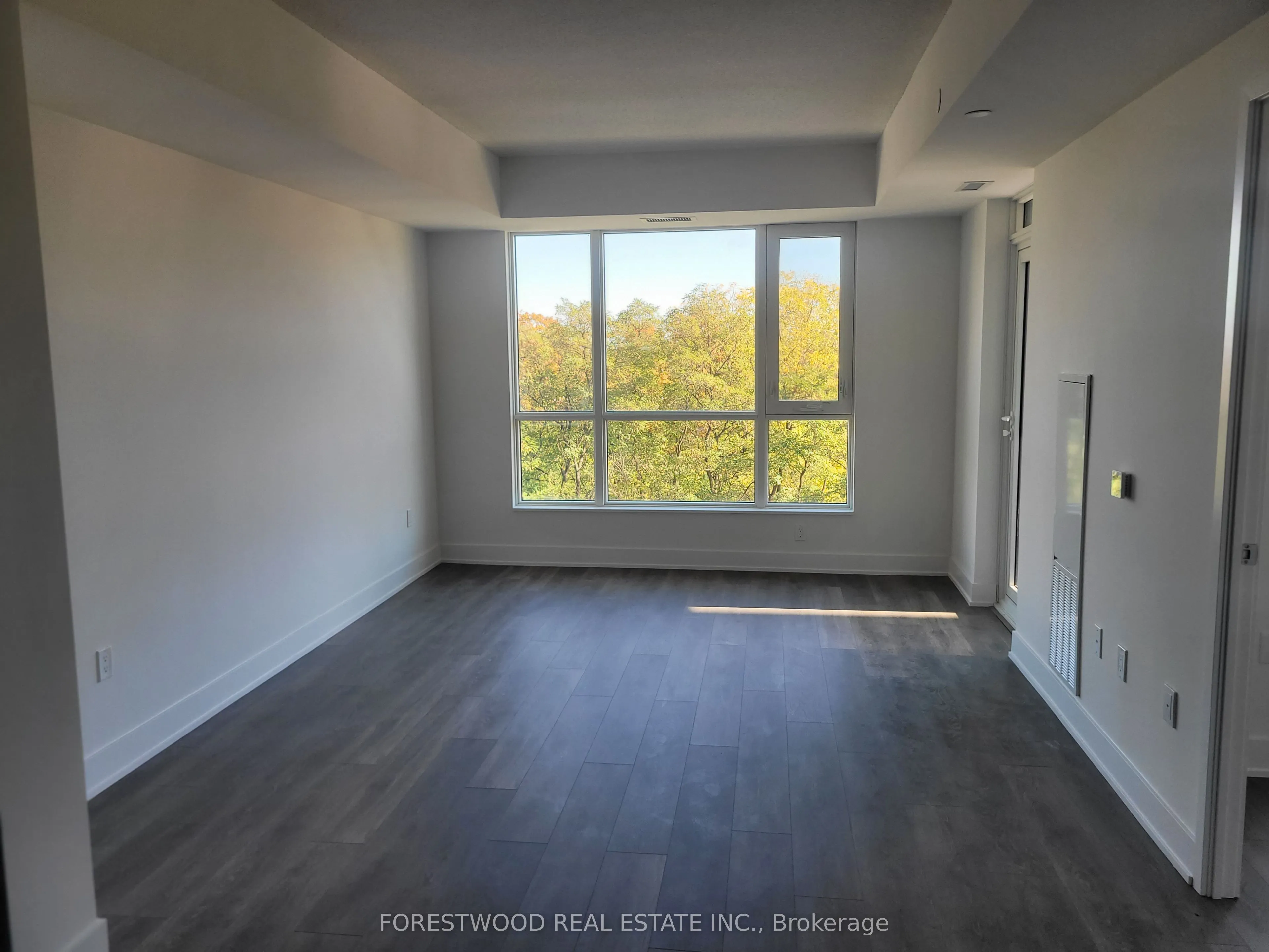 204 Burnhamthorpe Road E, #402