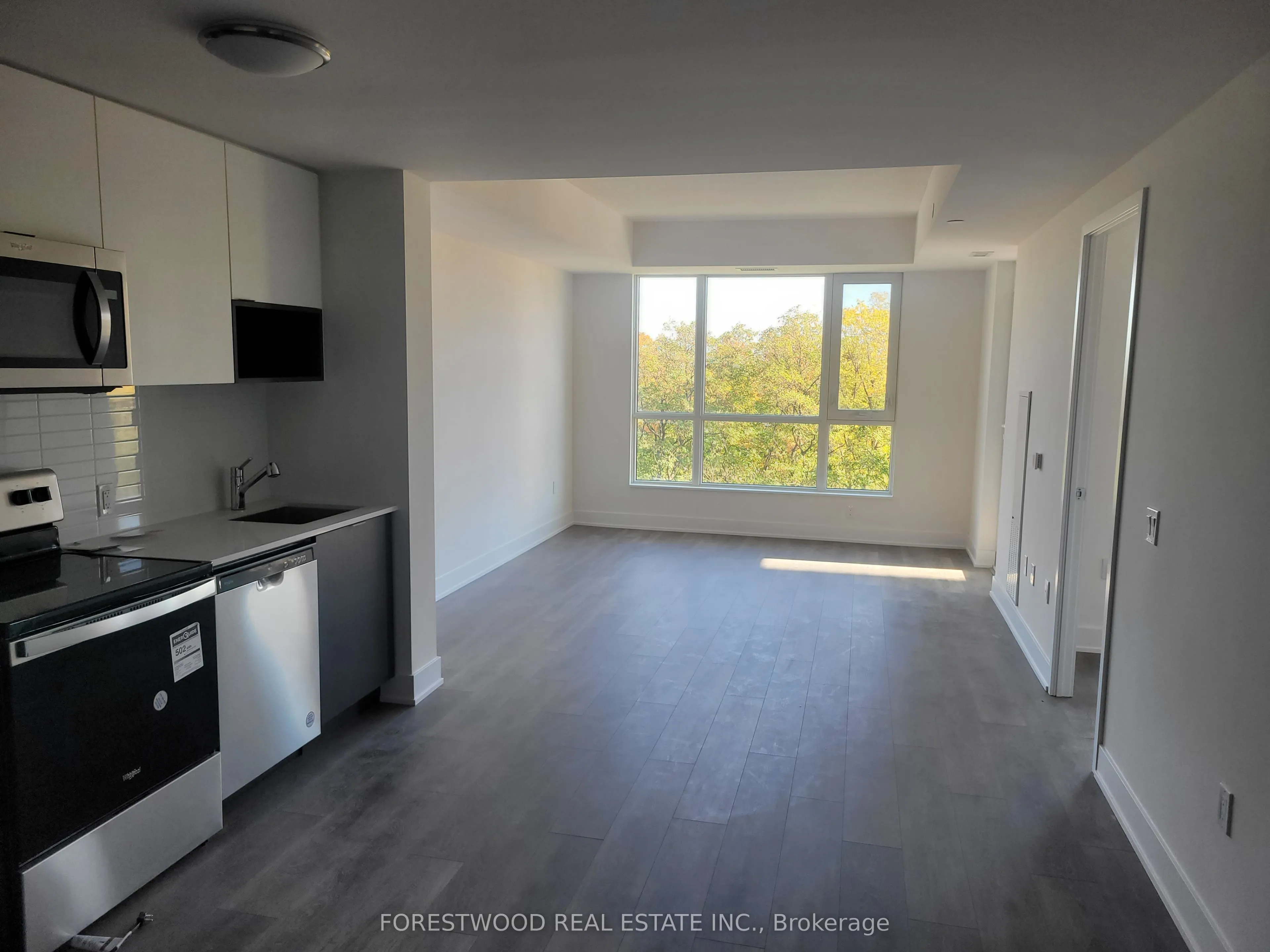 204 Burnhamthorpe Road E, #402