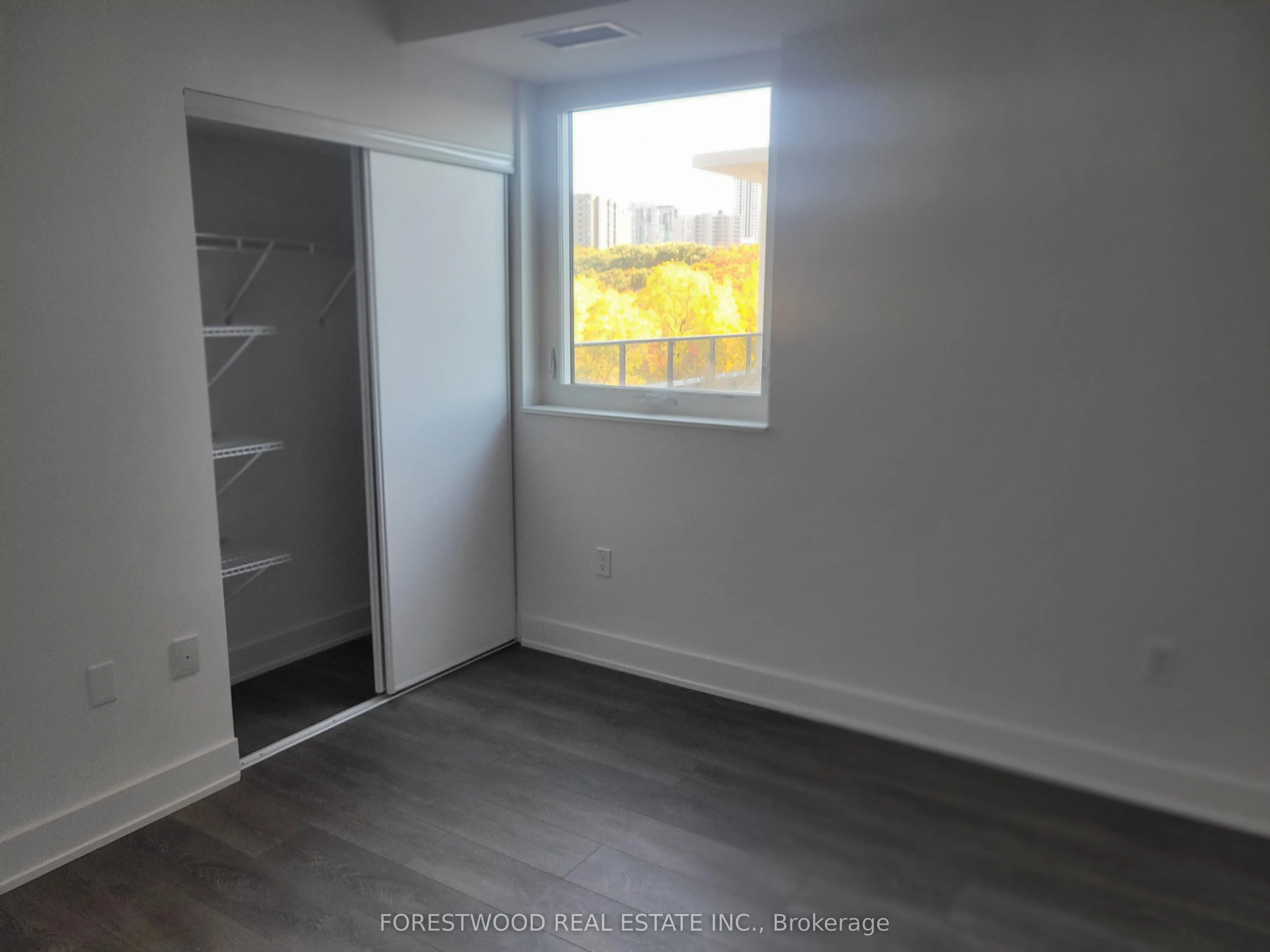 204 Burnhamthorpe Road E, #402