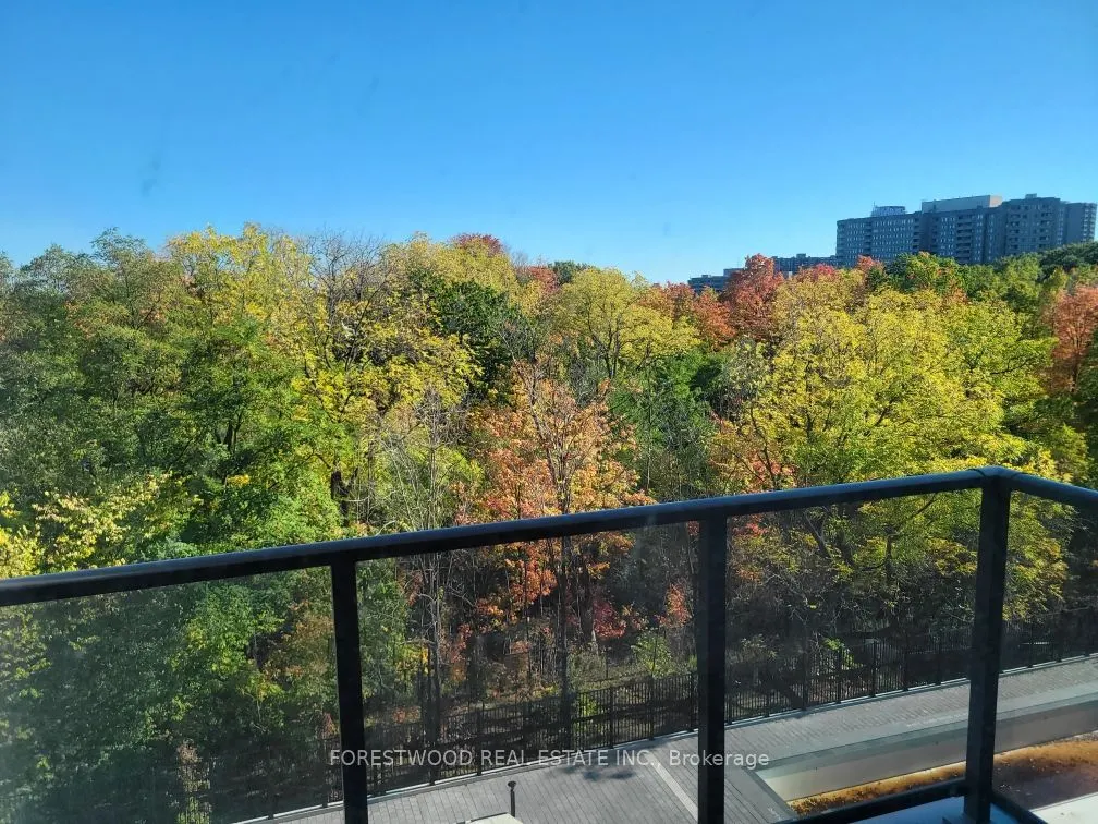 204 Burnhamthorpe Road E, #402