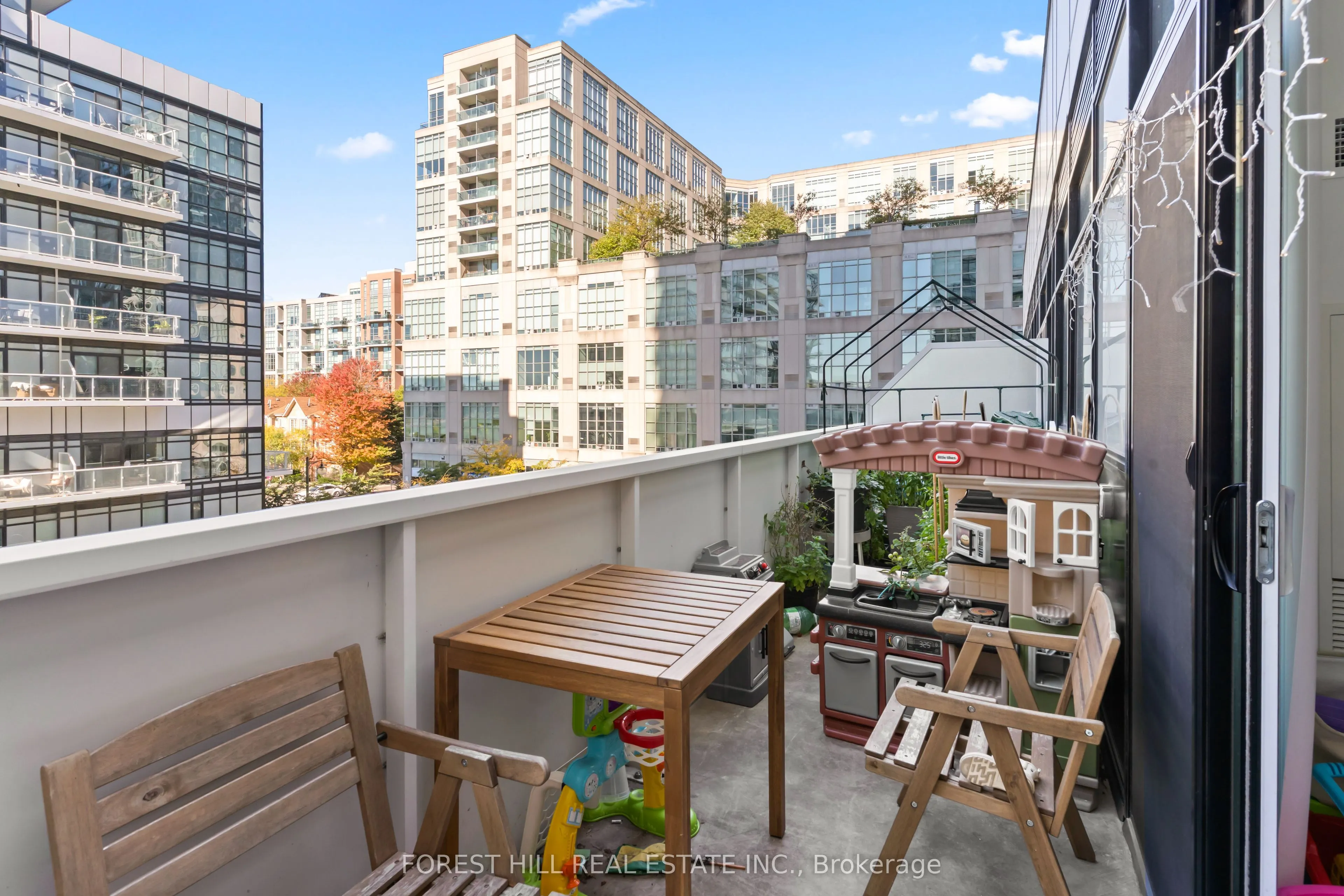 251 Manitoba Street, #403