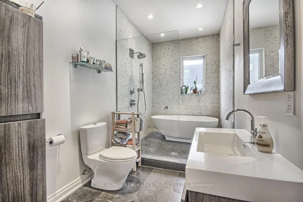 3047 Dundas Street W