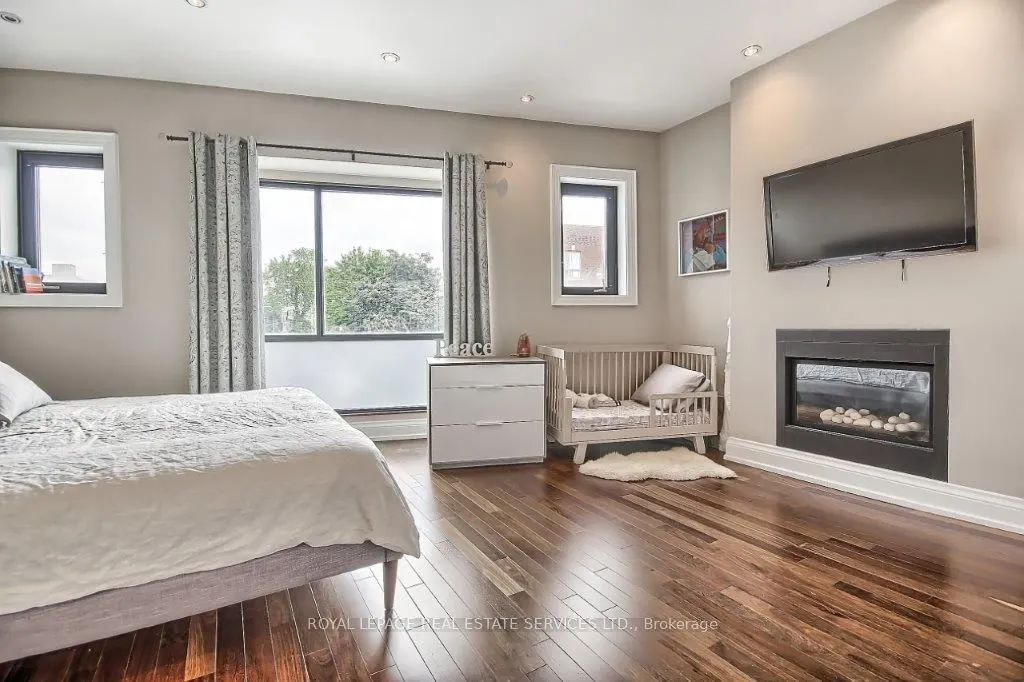 3047 Dundas Street W