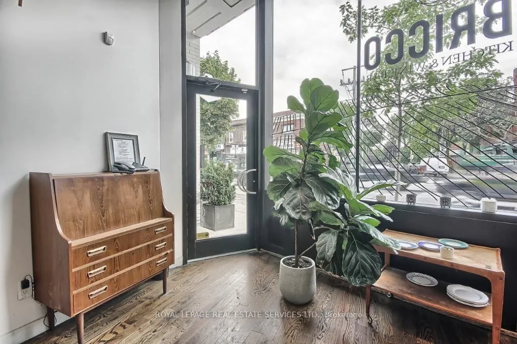 3047 Dundas Street W