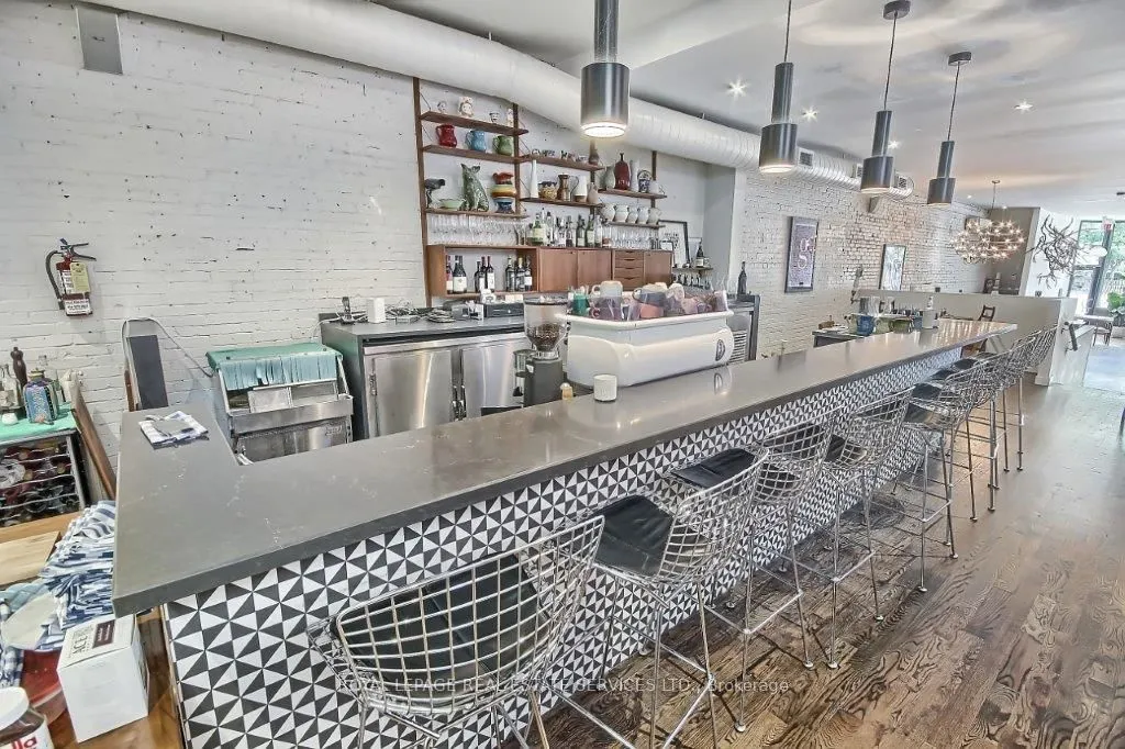 3047 Dundas Street W