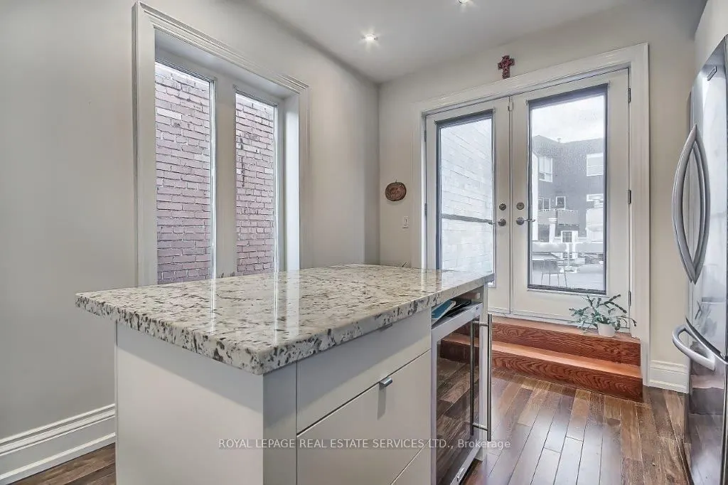 3047 Dundas Street W